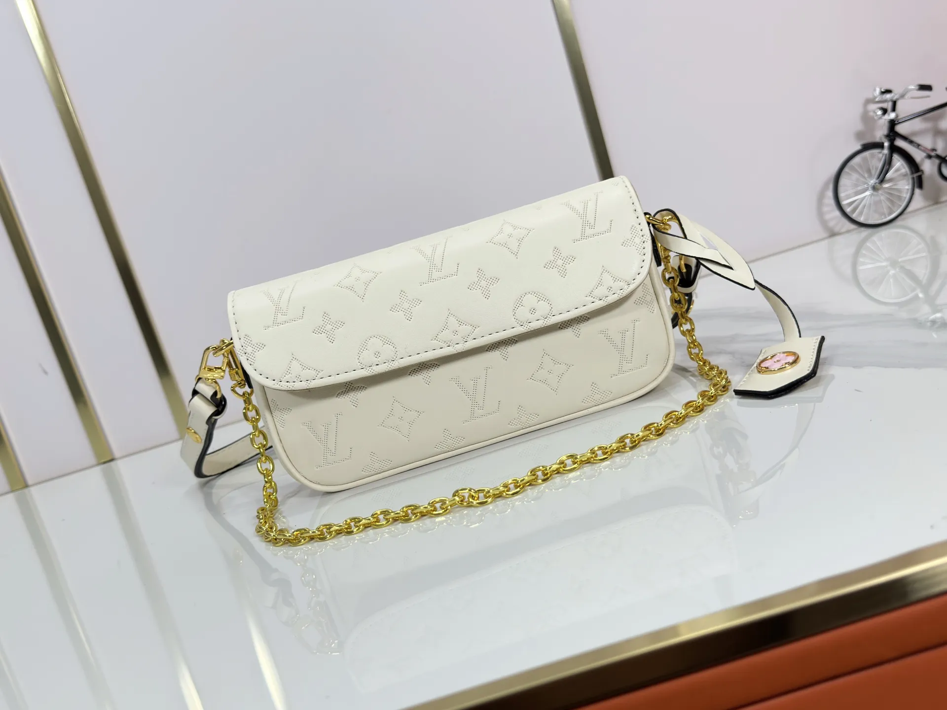 P180 Upgraded original M26587 M82211 M82210 M14225 M81911 This Wallet on Chain Ivy handbag is embossed with a large Monogram pattern on the surface of Monogram Empreinte grain leather, making it a trendy choice for daily travel and evening occasions. Cleverly using a short chain and a detachable and adjustable leather shoulder strap, it can be worn handheld, on the shoulder, or as a crossbody. Dimensions: 23.5 x 12.0 x 4.3 cm (length x height x width)