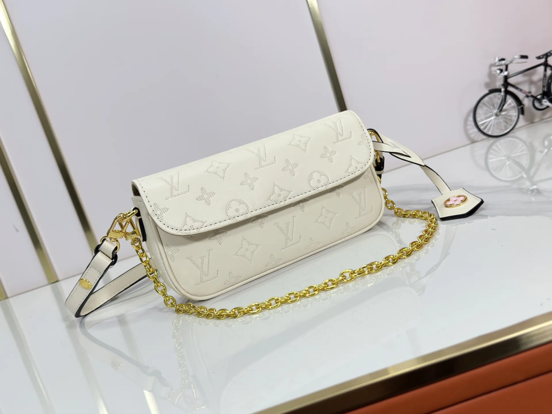 P180 Upgraded original M26587 M82211 M82210 M14225 M81911 This Wallet on Chain Ivy handbag is embossed with a large Monogram pattern on the surface of Monogram Empreinte grain leather, making it a trendy choice for daily travel and evening occasions. Cleverly using a short chain and a detachable and adjustable leather shoulder strap, it can be worn handheld, on the shoulder, or as a crossbody. Dimensions: 23.5 x 12.0 x 4.3 cm (length x height x width)