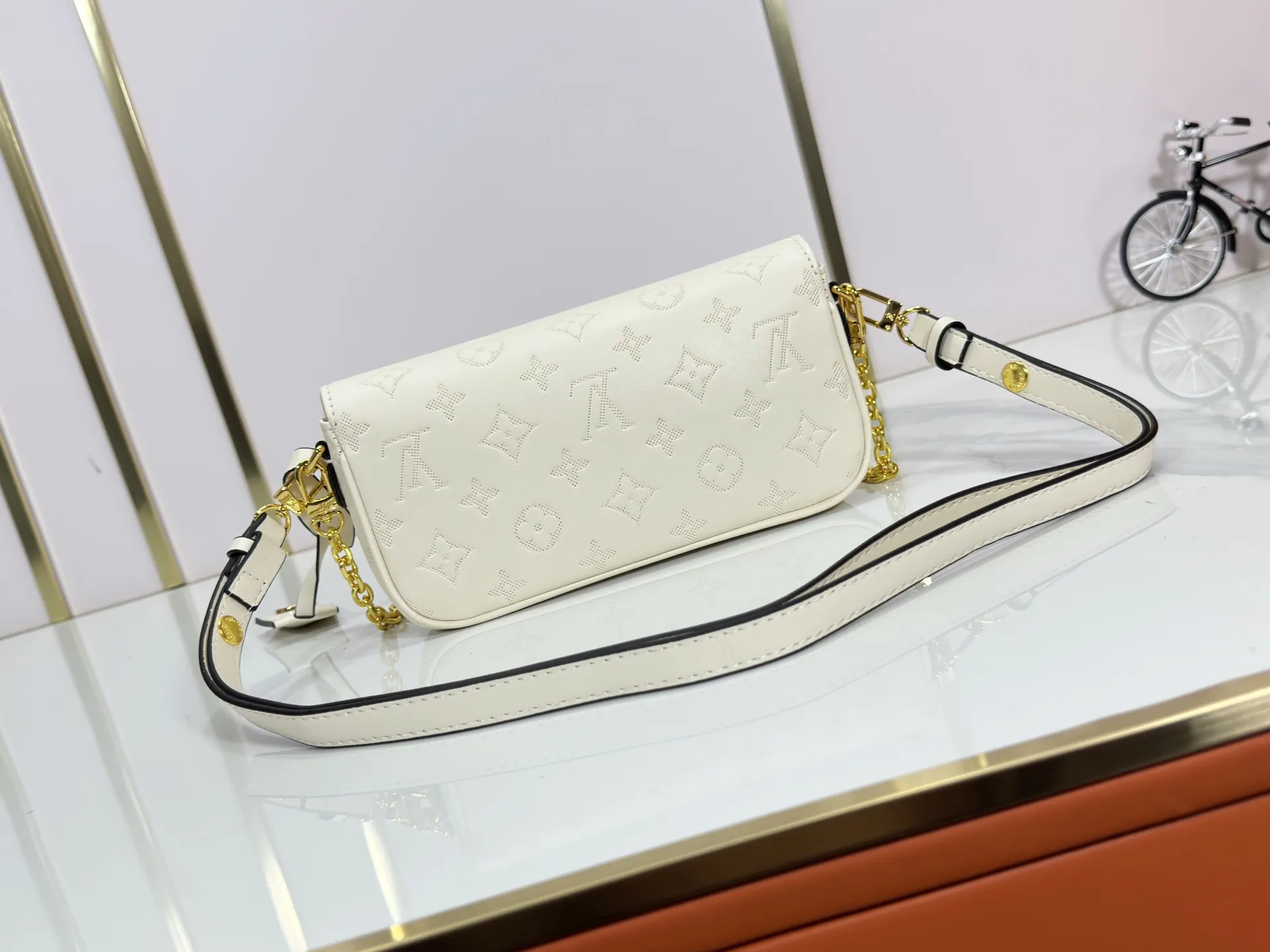P180 Upgraded original M26587 M82211 M82210 M14225 M81911 This Wallet on Chain Ivy handbag is embossed with a large Monogram pattern on the surface of Monogram Empreinte grain leather, making it a trendy choice for daily travel and evening occasions. Cleverly using a short chain and a detachable and adjustable leather shoulder strap, it can be worn handheld, on the shoulder, or as a crossbody. Dimensions: 23.5 x 12.0 x 4.3 cm (length x height x width)