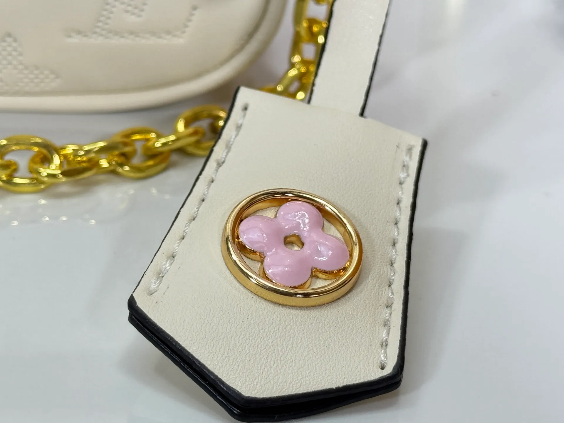 P180 Upgraded original M26587 M82211 M82210 M14225 M81911 This Wallet on Chain Ivy handbag is embossed with a large Monogram pattern on the surface of Monogram Empreinte grain leather, making it a trendy choice for daily travel and evening occasions. Cleverly using a short chain and a detachable and adjustable leather shoulder strap, it can be worn handheld, on the shoulder, or as a crossbody. Dimensions: 23.5 x 12.0 x 4.3 cm (length x height x width)