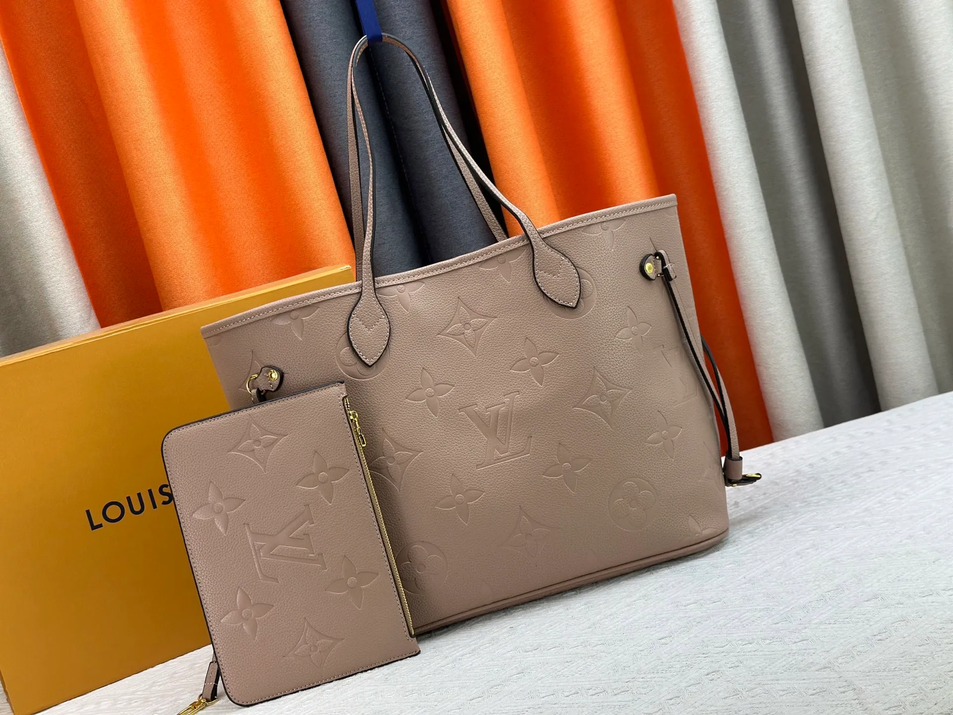 P240 Upgraded original M45685 gray embossed M45686 M40995 full leather embossed shopping bag series Neverfull medium handbag This Neverfull medium handbag is made of Monogram Emeinte grain leather, with microfiber lining and metal parts. Tighten or loosen the side ties for a smart or relaxed look. The zippered inner bag can be removed for separate use. Detailed features 31 x 28 x 14 cm (length x height x width)