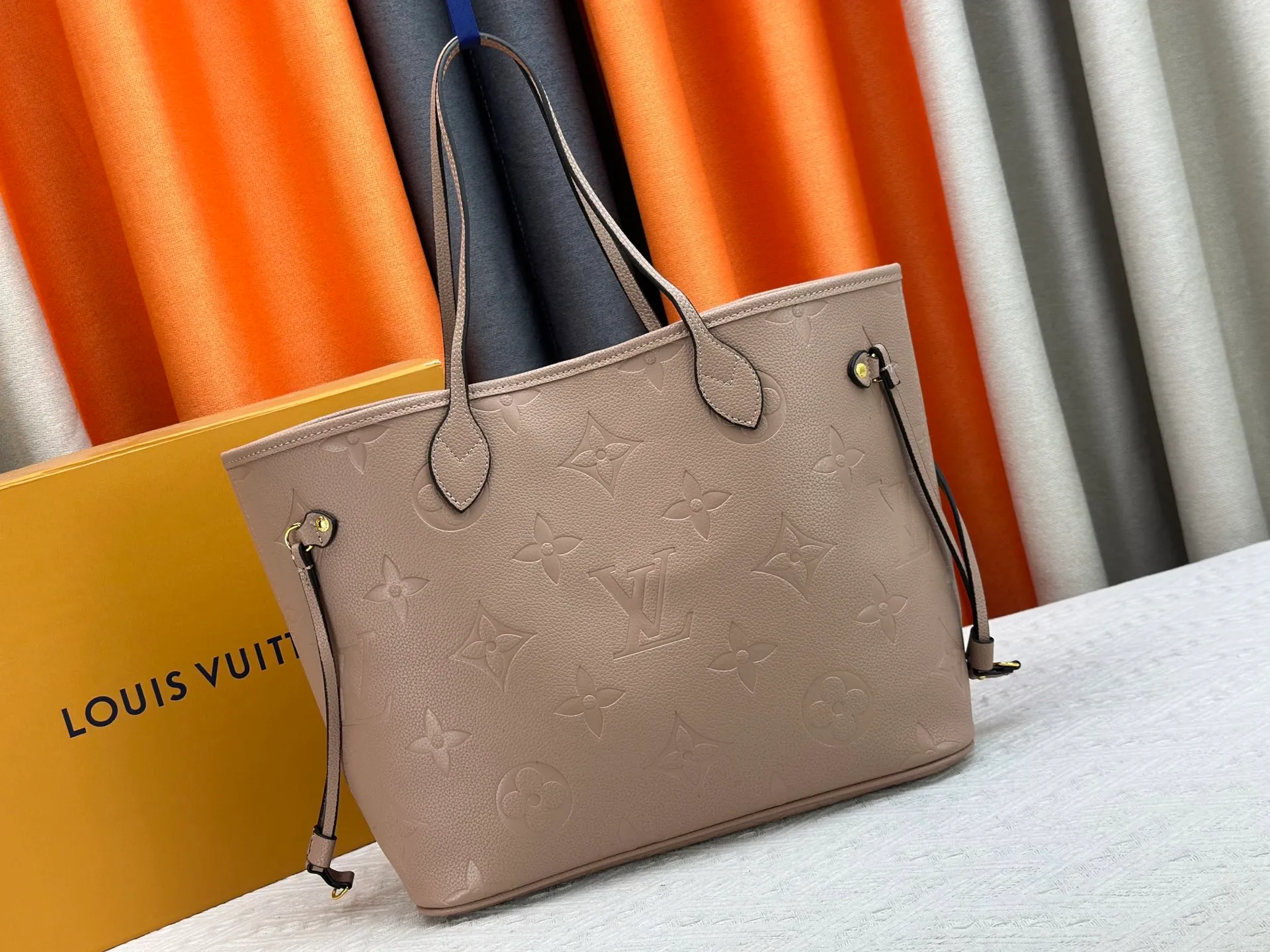 P240 Upgraded original M45685 gray embossed M45686 M40995 full leather embossed shopping bag series Neverfull medium handbag This Neverfull medium handbag is made of Monogram Emeinte grain leather, with microfiber lining and metal parts. Tighten or loosen the side ties for a smart or relaxed look. The zippered inner bag can be removed for separate use. Detailed features 31 x 28 x 14 cm (length x height x width)