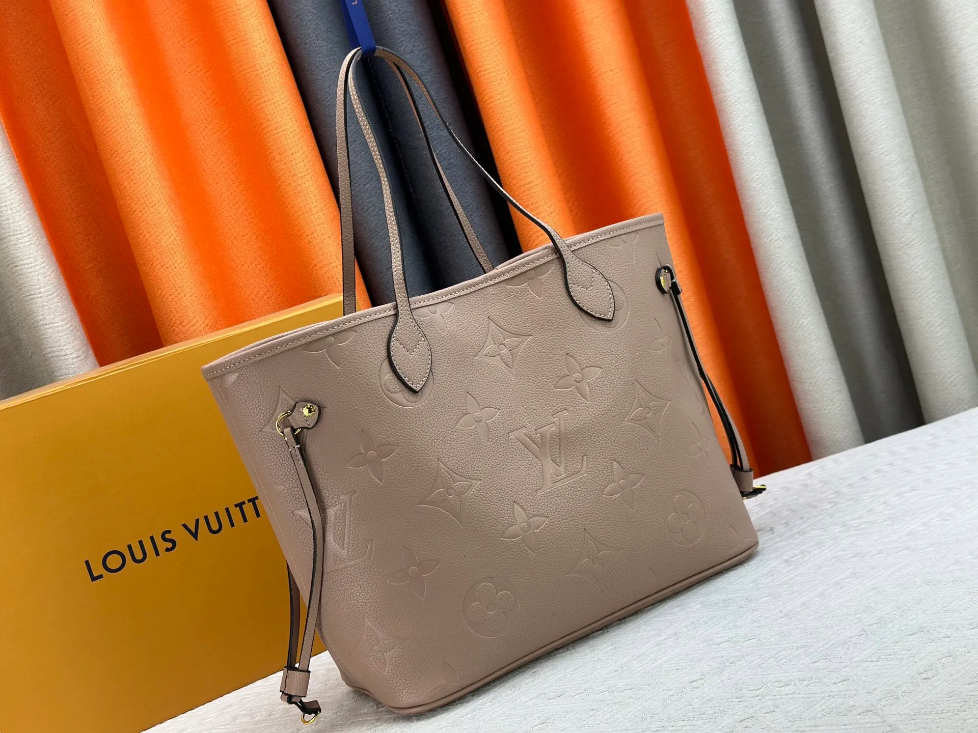 P240 Upgraded original M45685 gray embossed M45686 M40995 full leather embossed shopping bag series Neverfull medium handbag This Neverfull medium handbag is made of Monogram Emeinte grain leather, with microfiber lining and metal parts. Tighten or loosen the side ties for a smart or relaxed look. The zippered inner bag can be removed for separate use. Detailed features 31 x 28 x 14 cm (length x height x width)