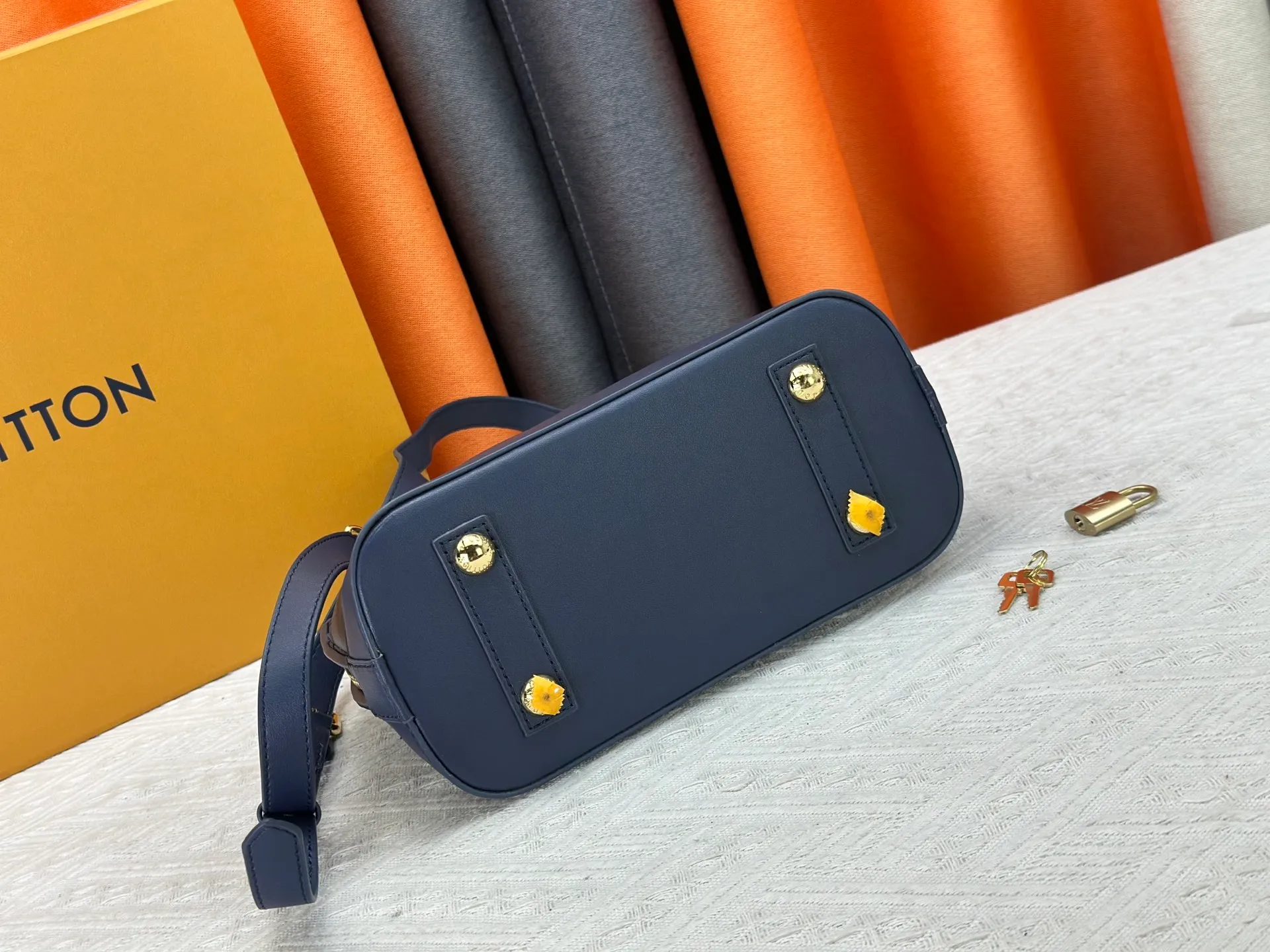 P360 M83048 M53152 This Nano Alma handbag is a pocket-sized version of Louis Vuitton's classic Alma handbag. It is made of soft lambskin with a Malletage quilting pattern, recalling the diamond inner panel of the brand's traditional hard luggage. The elegant handle, dazzling chain and detachable and adjustable leather shoulder strap enable a variety of carrying styles. Dimensions: 23.5x17.5x11.5cm