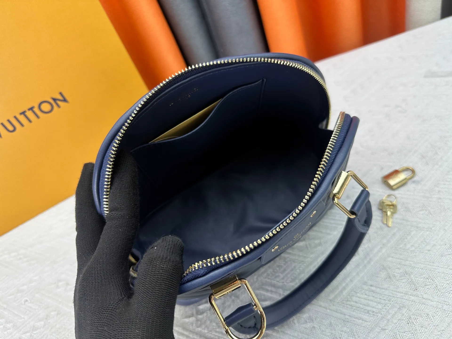 P360 M83048 M53152 This Nano Alma handbag is a pocket-sized version of Louis Vuitton's classic Alma handbag. It is made of soft lambskin with a Malletage quilting pattern, recalling the diamond inner panel of the brand's traditional hard luggage. The elegant handle, dazzling chain and detachable and adjustable leather shoulder strap enable a variety of carrying styles. Dimensions: 23.5x17.5x11.5cm