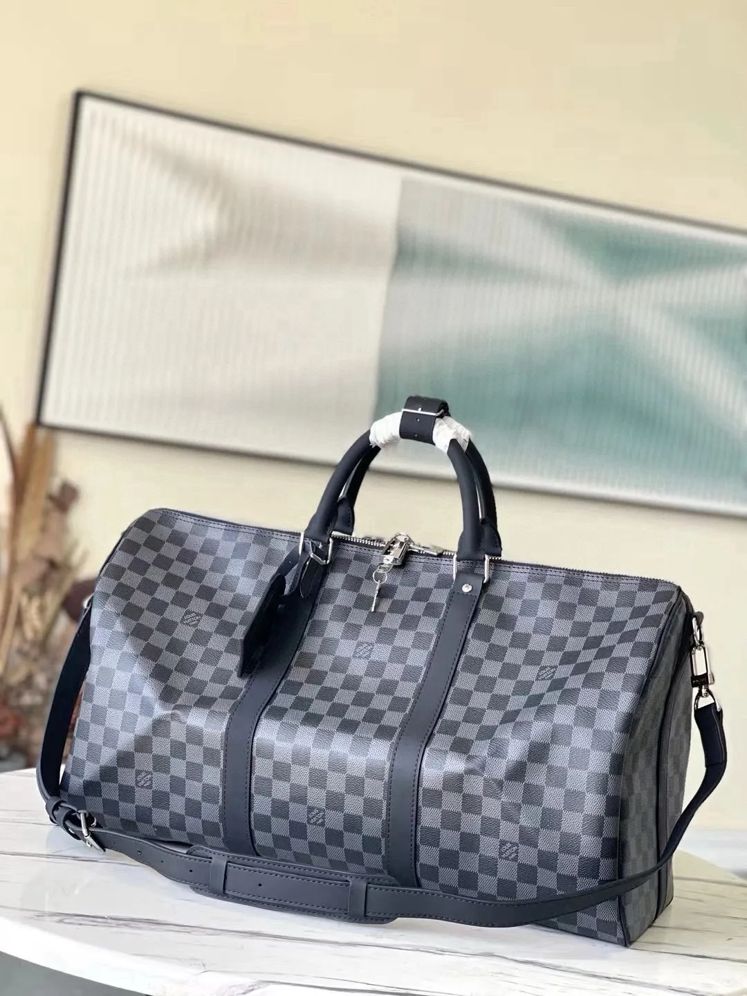 💰1000 (50 size) top original order M41416 black grid with spacious capacity and flexible use. Durable, safe and reliable. Fashionable style, mature and stable. Features a secure double zipper and padlock, making it perfect for business or pleasure. Dimensions: 50 × 29 × 22 cm.