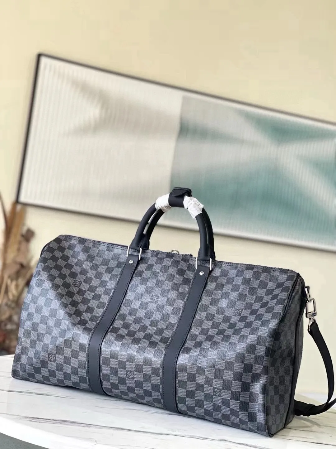 💰1000 (50 size) top original order M41416 black grid with spacious capacity and flexible use. Durable, safe and reliable. Fashionable style, mature and stable. Features a secure double zipper and padlock, making it perfect for business or pleasure. Dimensions: 50 × 29 × 22 cm.