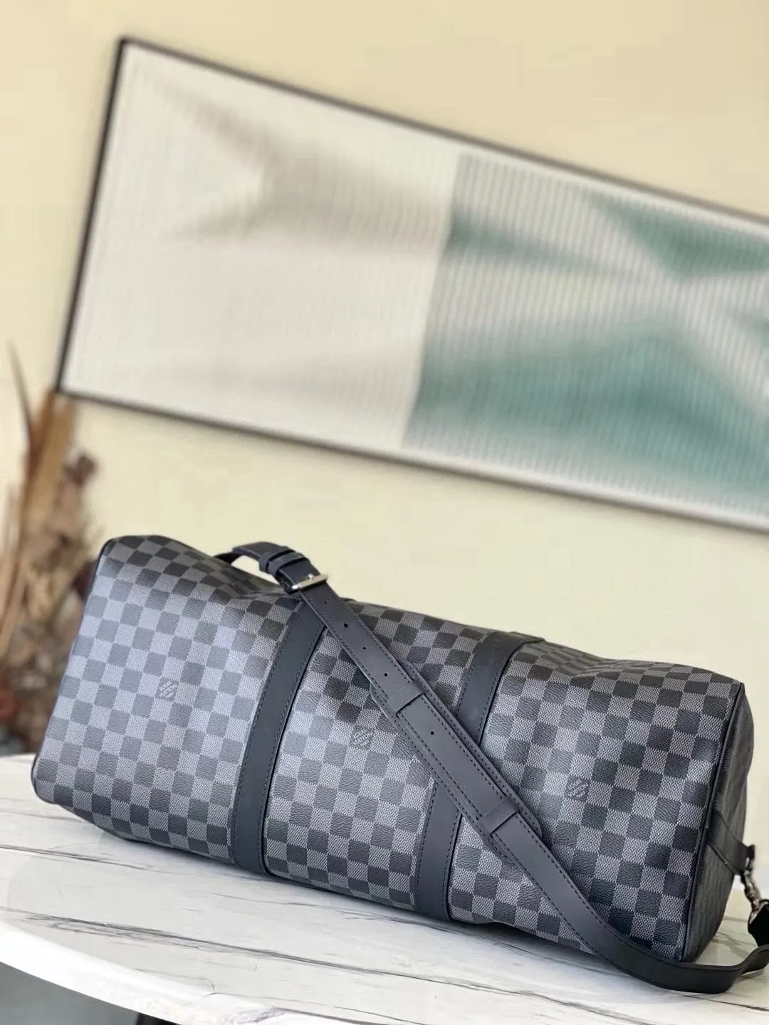 💰1000 (50 size) top original order M41416 black grid with spacious capacity and flexible use. Durable, safe and reliable. Fashionable style, mature and stable. Features a secure double zipper and padlock, making it perfect for business or pleasure. Dimensions: 50 × 29 × 22 cm.
