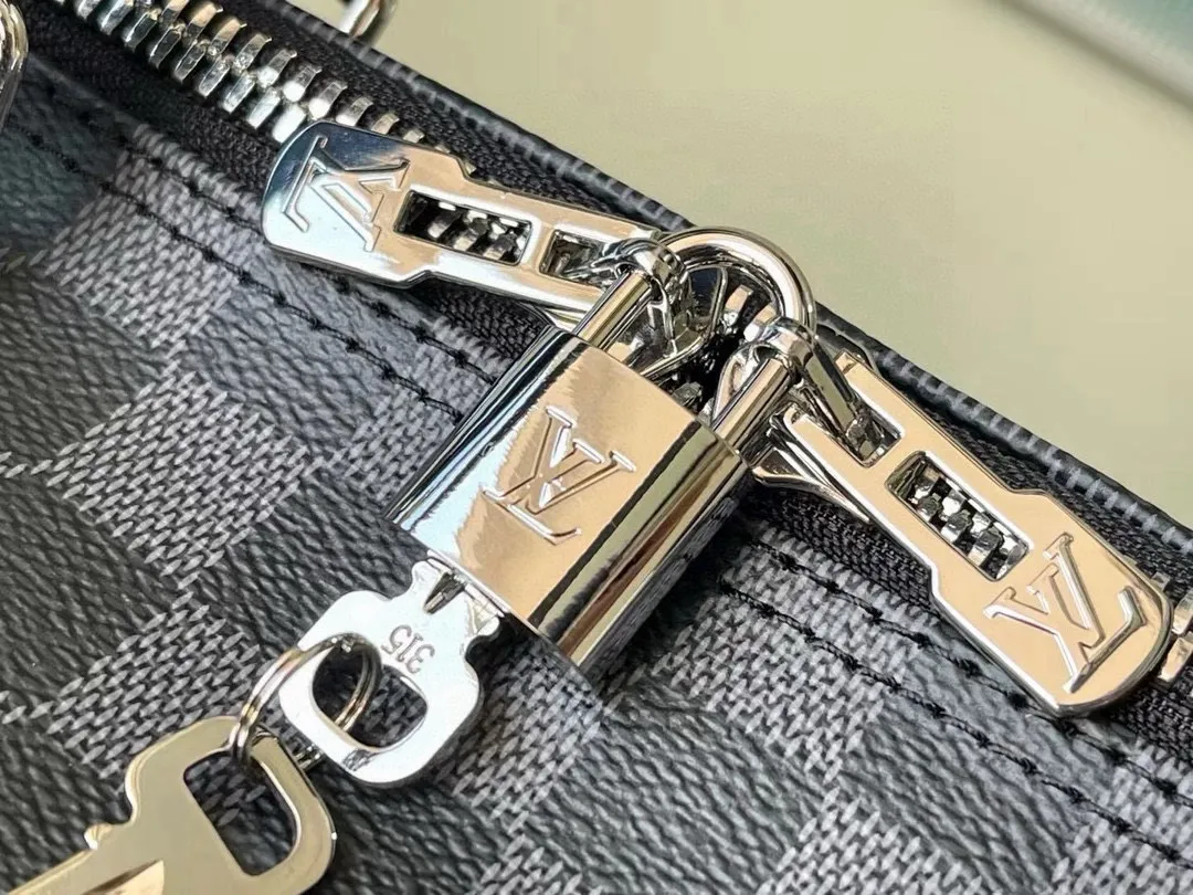 💰1000 (50 size) top original order M41416 black grid with spacious capacity and flexible use. Durable, safe and reliable. Fashionable style, mature and stable. Features a secure double zipper and padlock, making it perfect for business or pleasure. Dimensions: 50 × 29 × 22 cm.