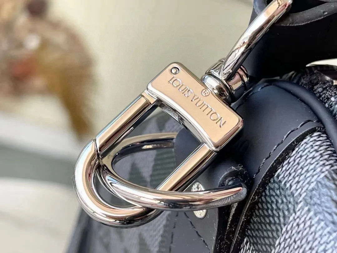 💰1000 (50 size) top original order M41416 black grid with spacious capacity and flexible use. Durable, safe and reliable. Fashionable style, mature and stable. Features a secure double zipper and padlock, making it perfect for business or pleasure. Dimensions: 50 × 29 × 22 cm.