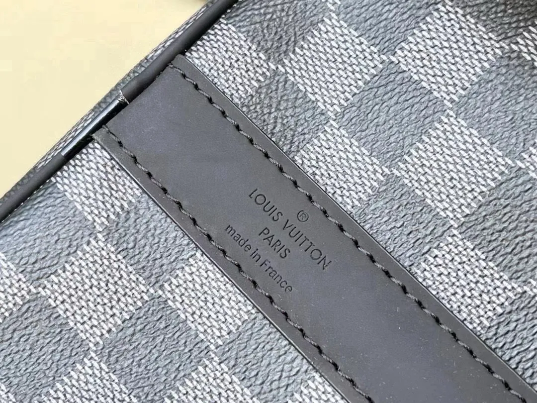 💰1000 (50 size) top original order M41416 black grid with spacious capacity and flexible use. Durable, safe and reliable. Fashionable style, mature and stable. Features a secure double zipper and padlock, making it perfect for business or pleasure. Dimensions: 50 × 29 × 22 cm.