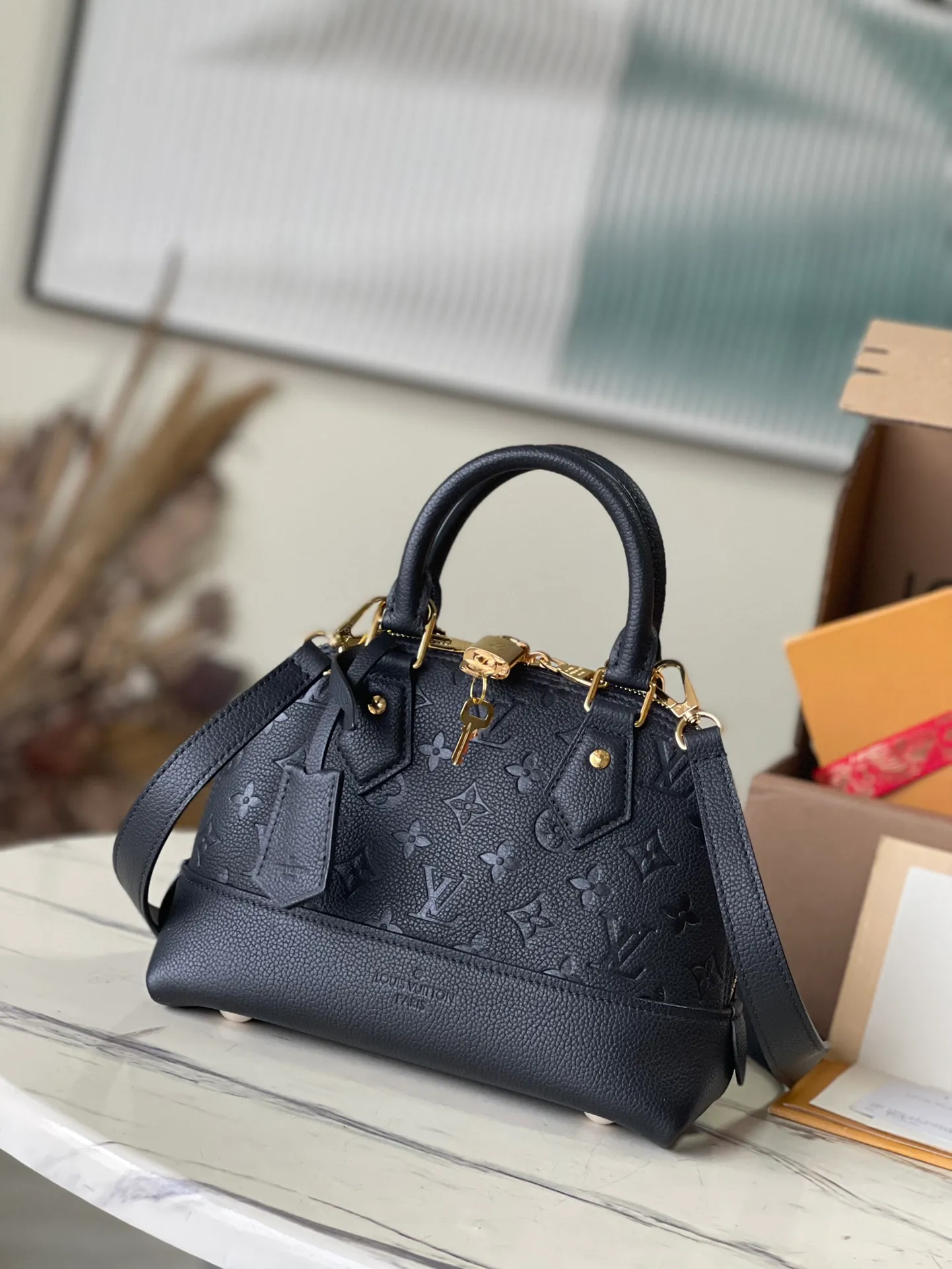 💰1100 (top layer leather) top original order M44829. Support counter inspection. Photos taken of duty-free goods are consistent with the product without unpacking. This product is an exclusive duty-free product in the market and is the highest-end product. Inspection is supported. This product has passed strict inspection and is flawless. Please wear gloves when touching the product. This product is not returnable or exchangeable. Please confirm the product first and then remove the label on the handle. This product is temporarily not open to the public, only regular customers, and is in short supply. Dimensions: 25 x 18 x 12 cm