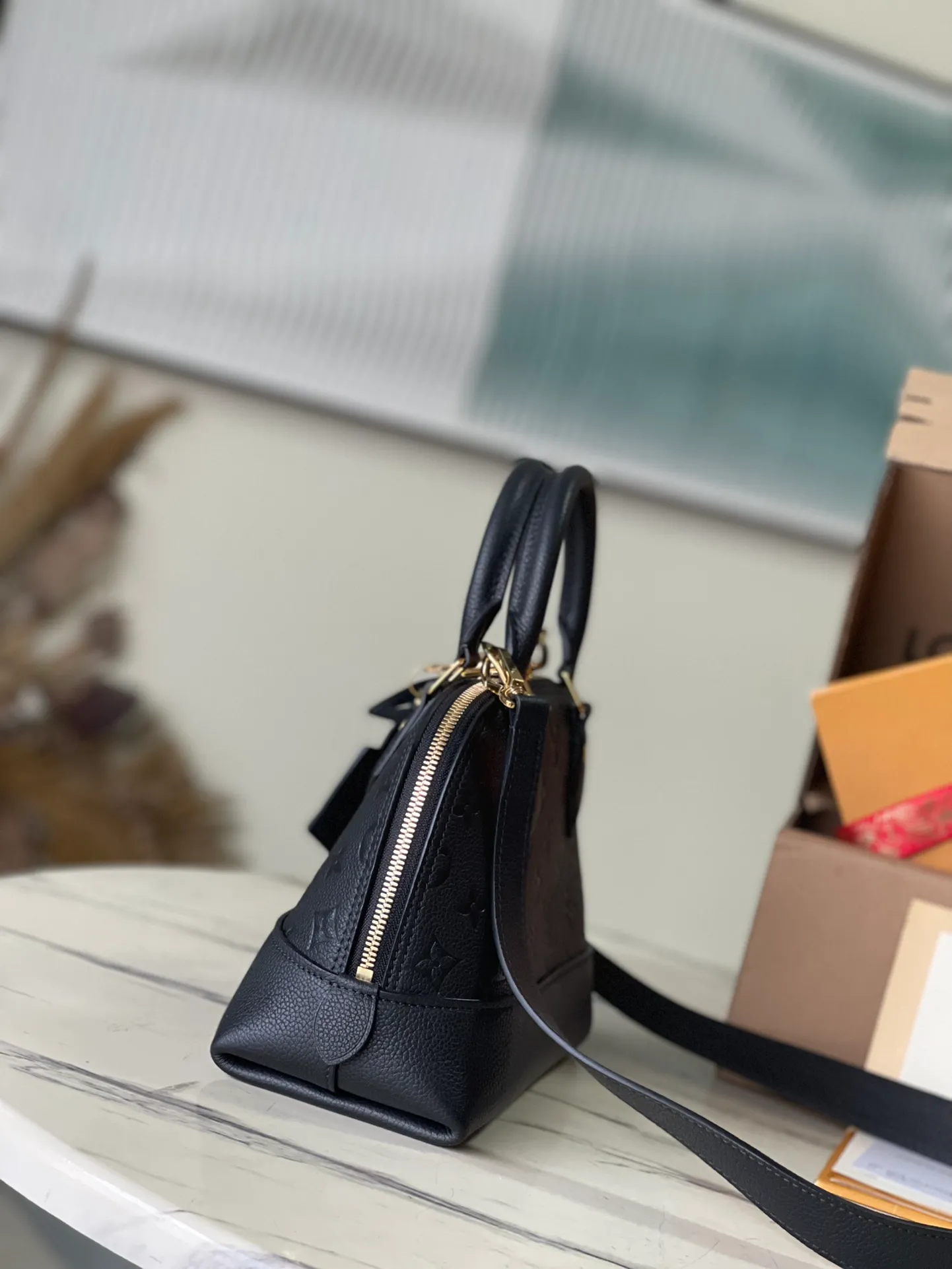 💰1100 (top layer leather) top original order M44829. Support counter inspection. Photos taken of duty-free goods are consistent with the product without unpacking. This product is an exclusive duty-free product in the market and is the highest-end product. Inspection is supported. This product has passed strict inspection and is flawless. Please wear gloves when touching the product. This product is not returnable or exchangeable. Please confirm the product first and then remove the label on the handle. This product is temporarily not open to the public, only regular customers, and is in short supply. Dimensions: 25 x 18 x 12 cm