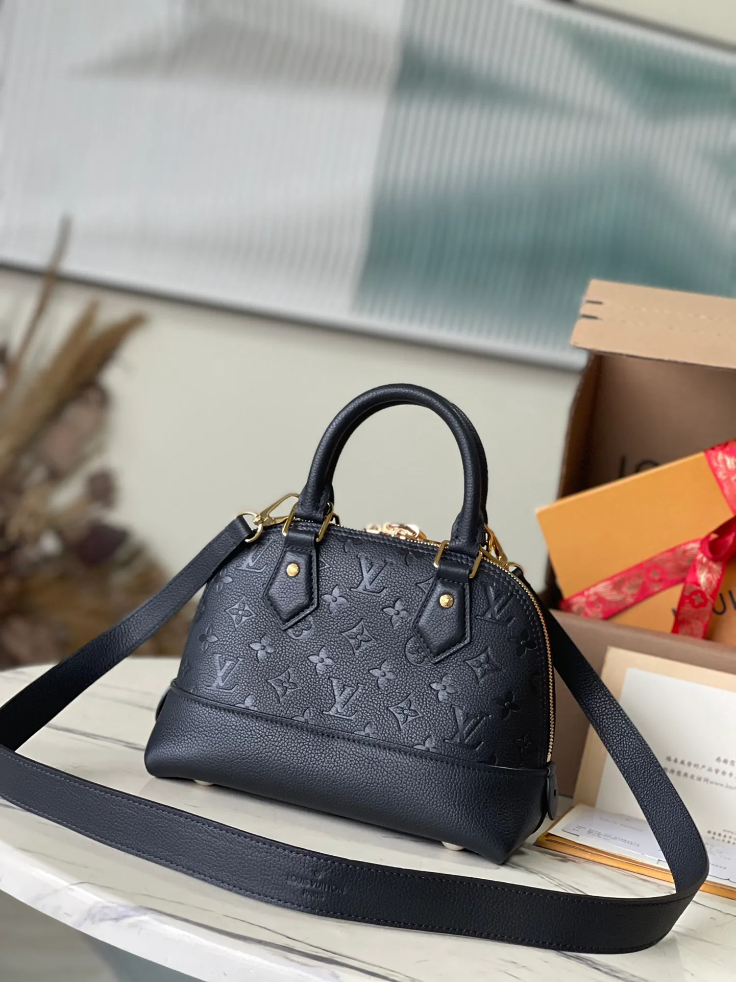 💰1100 (top layer leather) top original order M44829. Support counter inspection. Photos taken of duty-free goods are consistent with the product without unpacking. This product is an exclusive duty-free product in the market and is the highest-end product. Inspection is supported. This product has passed strict inspection and is flawless. Please wear gloves when touching the product. This product is not returnable or exchangeable. Please confirm the product first and then remove the label on the handle. This product is temporarily not open to the public, only regular customers, and is in short supply. Dimensions: 25 x 18 x 12 cm