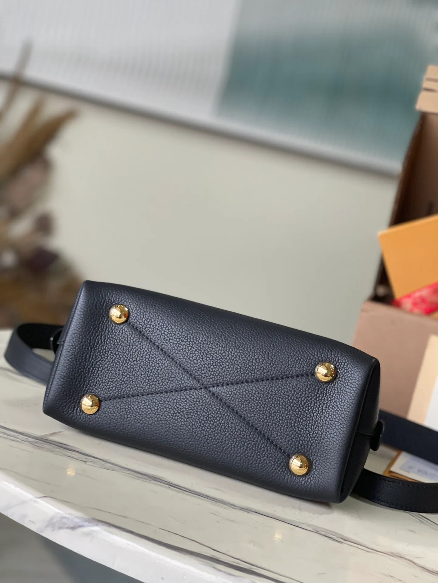 💰1100 (top layer leather) top original order M44829. Support counter inspection. Photos taken of duty-free goods are consistent with the product without unpacking. This product is an exclusive duty-free product in the market and is the highest-end product. Inspection is supported. This product has passed strict inspection and is flawless. Please wear gloves when touching the product. This product is not returnable or exchangeable. Please confirm the product first and then remove the label on the handle. This product is temporarily not open to the public, only regular customers, and is in short supply. Dimensions: 25 x 18 x 12 cm