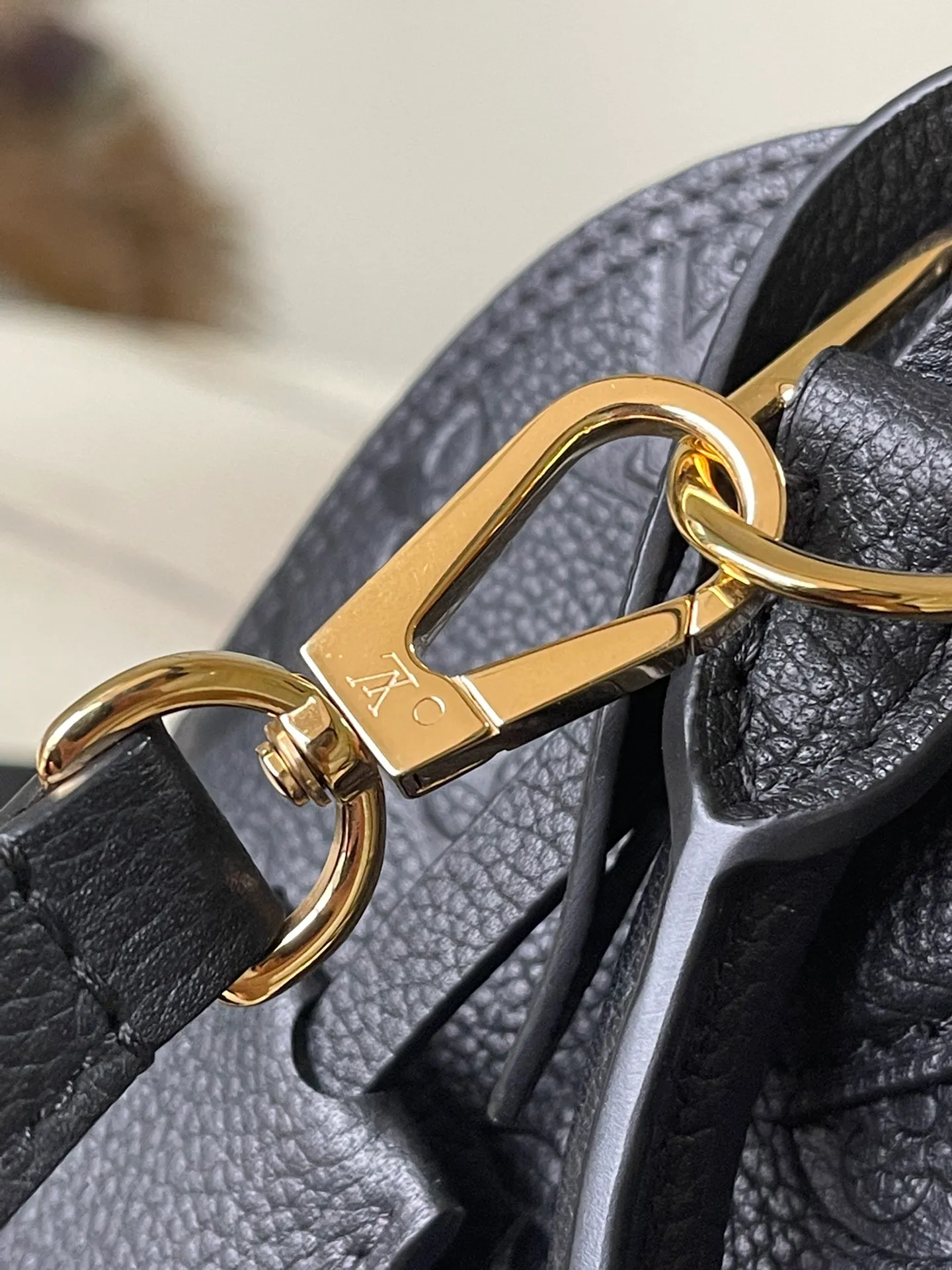 💰1100 (top layer leather) top original order M44829. Support counter inspection. Photos taken of duty-free goods are consistent with the product without unpacking. This product is an exclusive duty-free product in the market and is the highest-end product. Inspection is supported. This product has passed strict inspection and is flawless. Please wear gloves when touching the product. This product is not returnable or exchangeable. Please confirm the product first and then remove the label on the handle. This product is temporarily not open to the public, only regular customers, and is in short supply. Dimensions: 25 x 18 x 12 cm