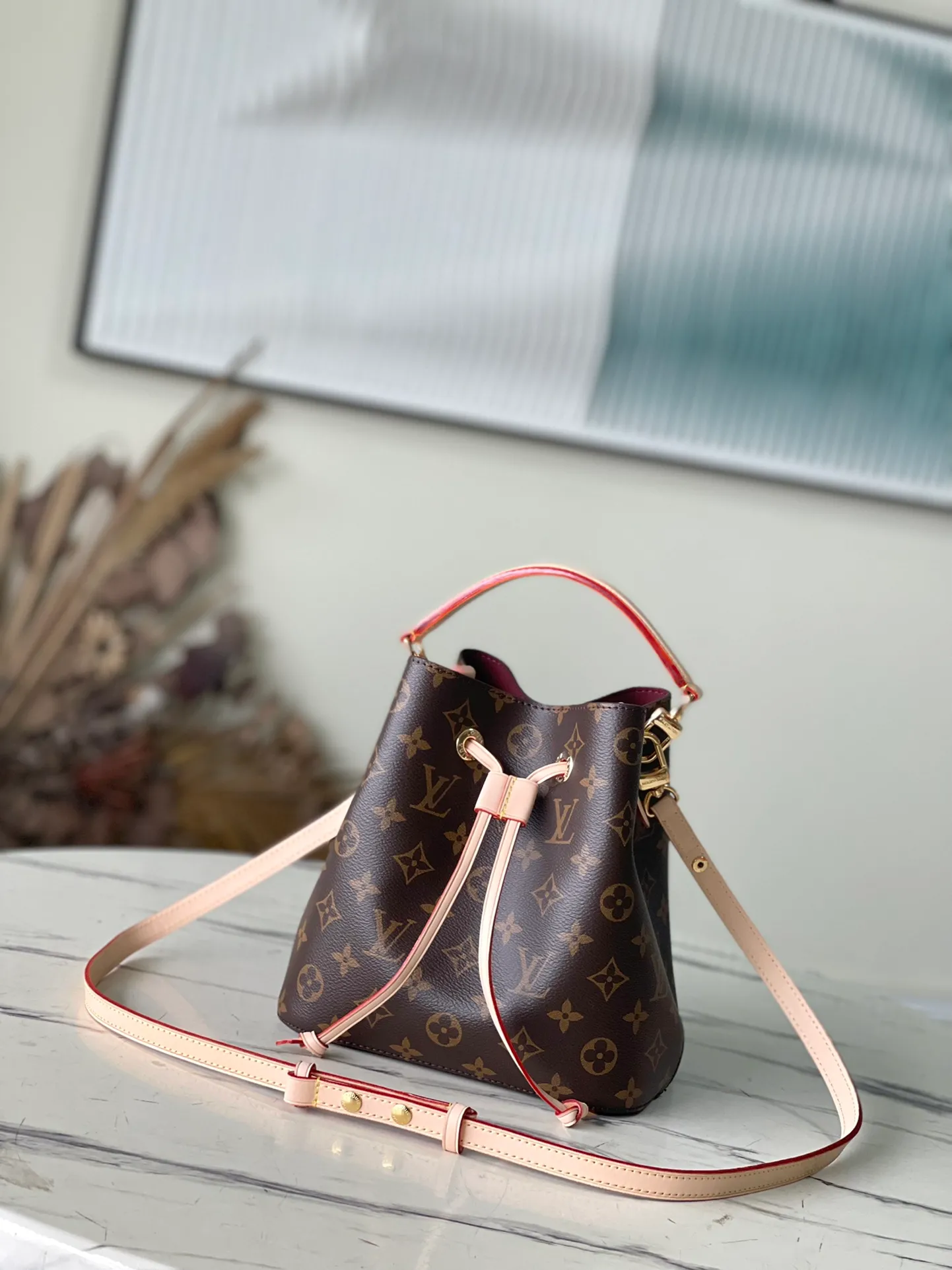 💰800 Top Original Order M46581 Presbyopia Mini Bucket Bag Series NÉONOÉ BB Handbag Neoono upper BB made of Monogram canvas and decorated with natural leather material. The house's iconic Neono reinterprets the bucket bag into a small-sized design. Plenty of storage space to carry essentials such as keys, AirPods and iPhone. Leather strap to keep your belongings safe. With the removable handles and removable and adjustable straps, you can style your project in a variety of ways. 20 x 20 x 13 cm.
