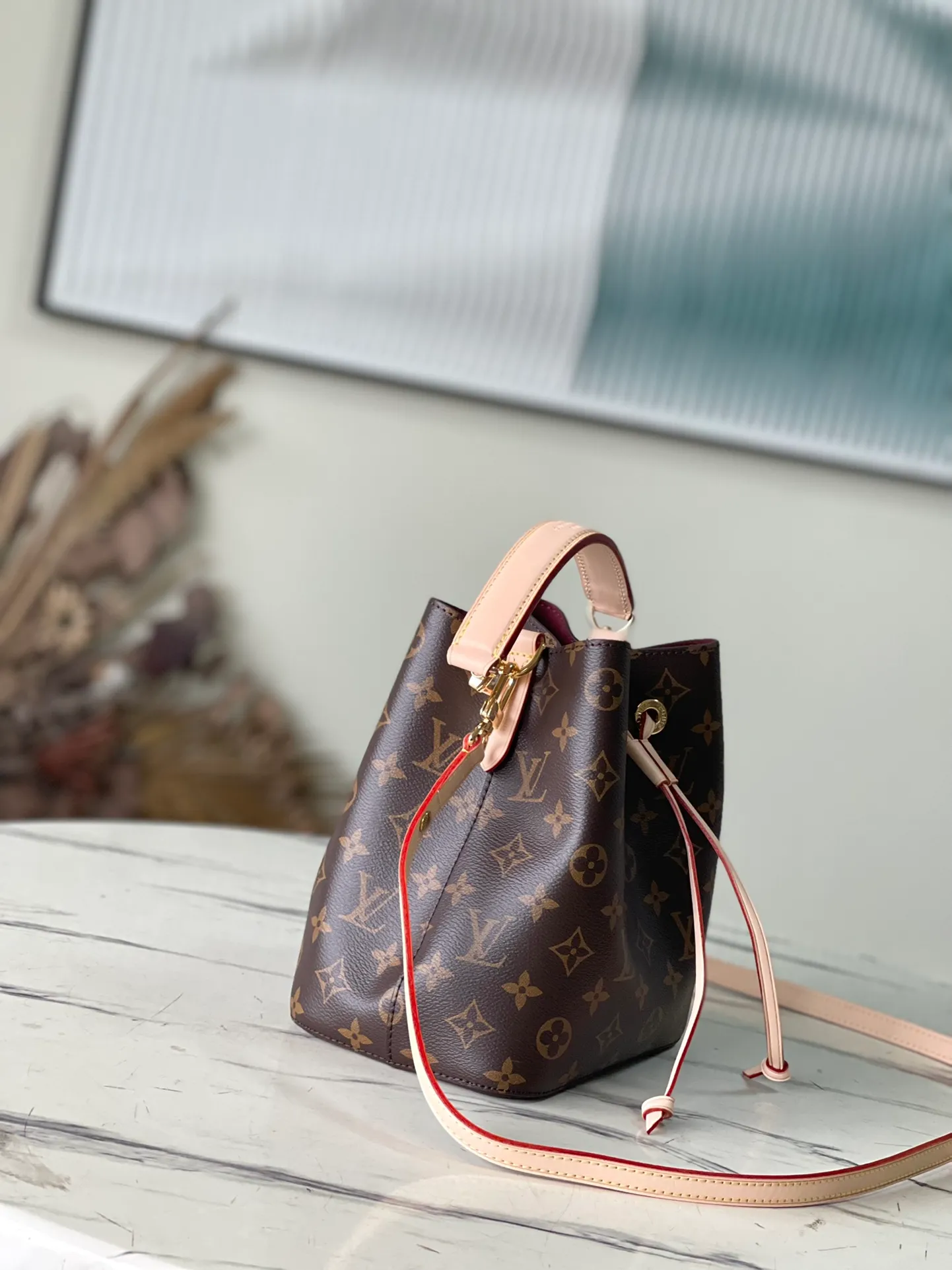 💰800 Top Original Order M46581 Presbyopia Mini Bucket Bag Series NÉONOÉ BB Handbag Neoono upper BB made of Monogram canvas and decorated with natural leather material. The house's iconic Neono reinterprets the bucket bag into a small-sized design. Plenty of storage space to carry essentials such as keys, AirPods and iPhone. Leather strap to keep your belongings safe. With the removable handles and removable and adjustable straps, you can style your project in a variety of ways. 20 x 20 x 13 cm.