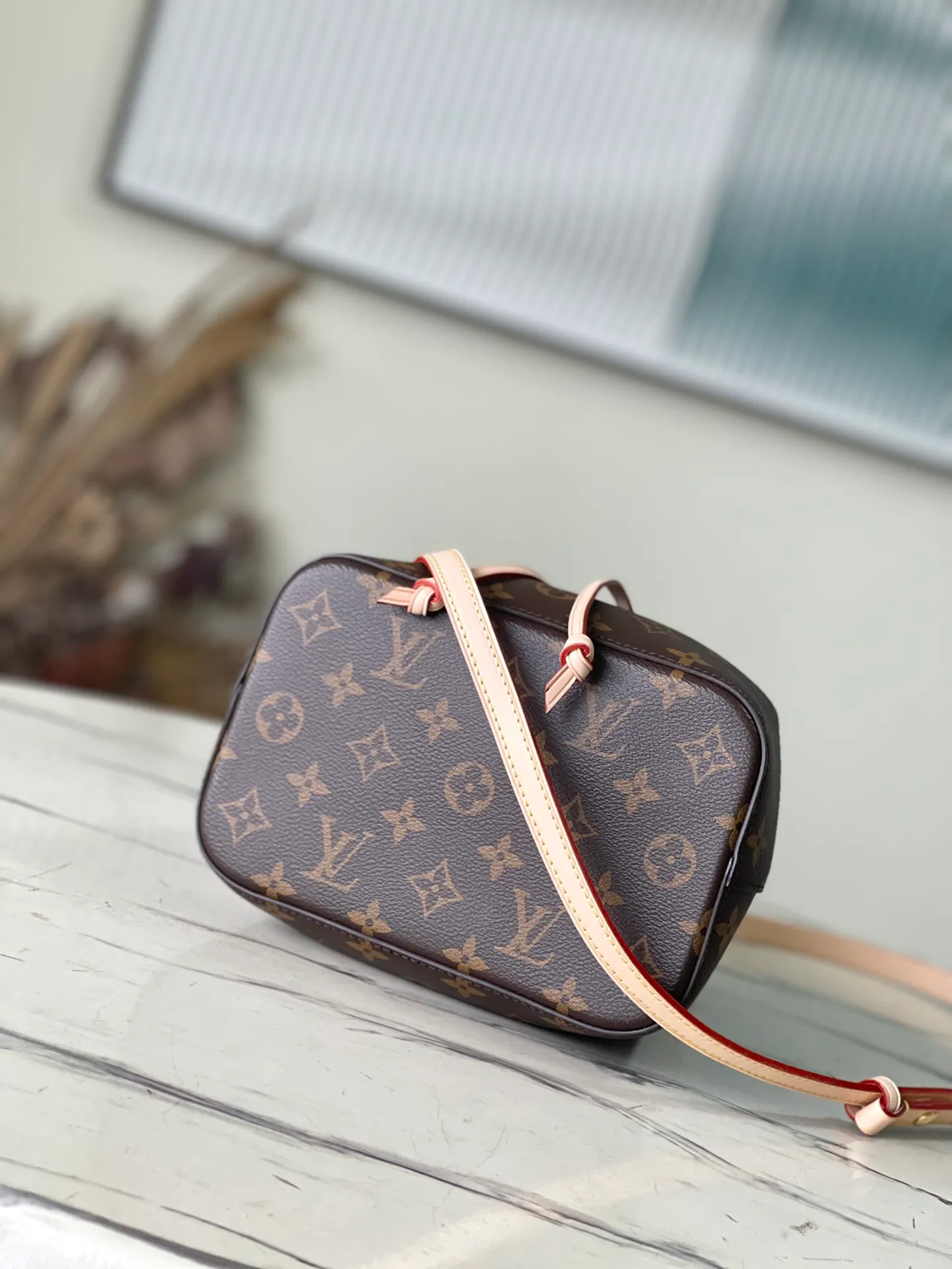 💰800 Top Original Order M46581 Presbyopia Mini Bucket Bag Series NÉONOÉ BB Handbag Neoono upper BB made of Monogram canvas and decorated with natural leather material. The house's iconic Neono reinterprets the bucket bag into a small-sized design. Plenty of storage space to carry essentials such as keys, AirPods and iPhone. Leather strap to keep your belongings safe. With the removable handles and removable and adjustable straps, you can style your project in a variety of ways. 20 x 20 x 13 cm.