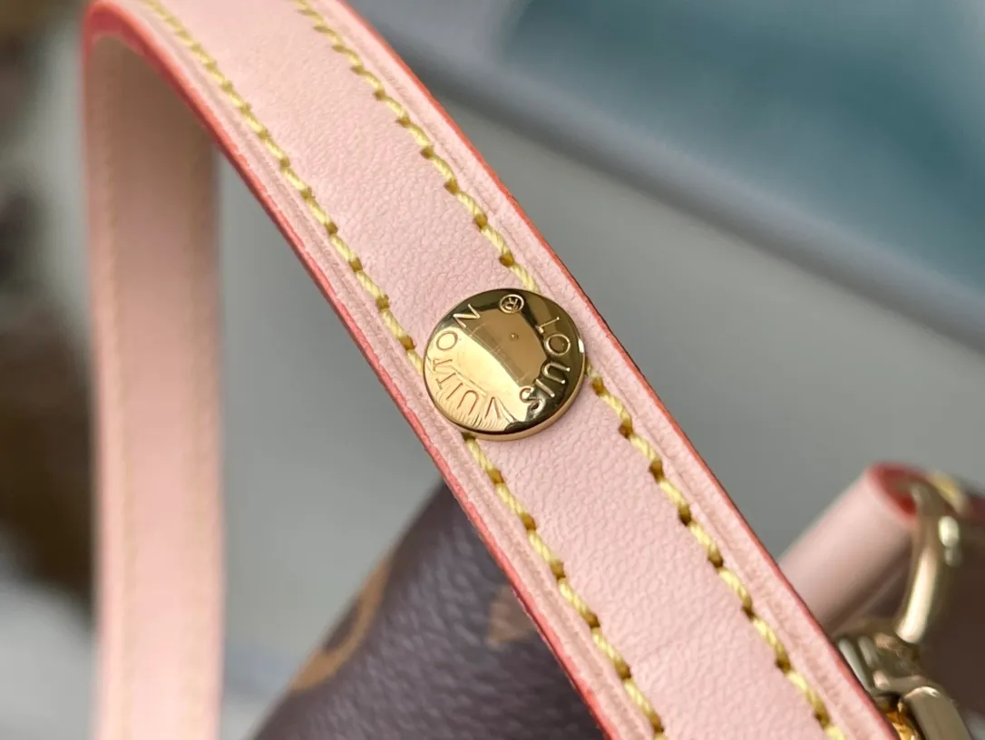 💰800 Top Original Order M46581 Presbyopia Mini Bucket Bag Series NÉONOÉ BB Handbag Neoono upper BB made of Monogram canvas and decorated with natural leather material. The house's iconic Neono reinterprets the bucket bag into a small-sized design. Plenty of storage space to carry essentials such as keys, AirPods and iPhone. Leather strap to keep your belongings safe. With the removable handles and removable and adjustable straps, you can style your project in a variety of ways. 20 x 20 x 13 cm.