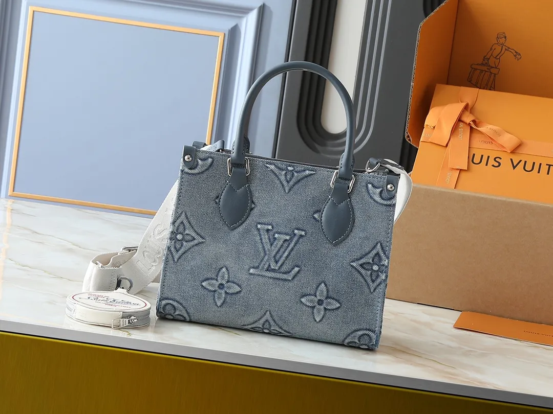 💰300💰Upgraded original M46373 M45659 denim embossed This OnTheGo small handbag is made of Monogram and Monogram Reverse canvas, with the Monogram Giant pattern embellished on it. The Toron handle and the jacquard textured shoulder strap decorated with the brand's logo create a visual contrast, and the detachable coin bag is suitable for storing change or small items. It combines fashionable charm with various functions, making it a good daily companion. 25.0 x 19.0 x 11.5 cm (length x height x width)