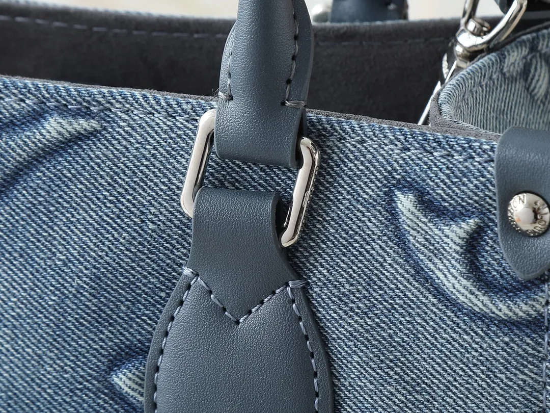 💰300💰Upgraded original M46373 M45659 denim embossed This OnTheGo small handbag is made of Monogram and Monogram Reverse canvas, with the Monogram Giant pattern embellished on it. The Toron handle and the jacquard textured shoulder strap decorated with the brand's logo create a visual contrast, and the detachable coin bag is suitable for storing change or small items. It combines fashionable charm with various functions, making it a good daily companion. 25.0 x 19.0 x 11.5 cm (length x height x width)