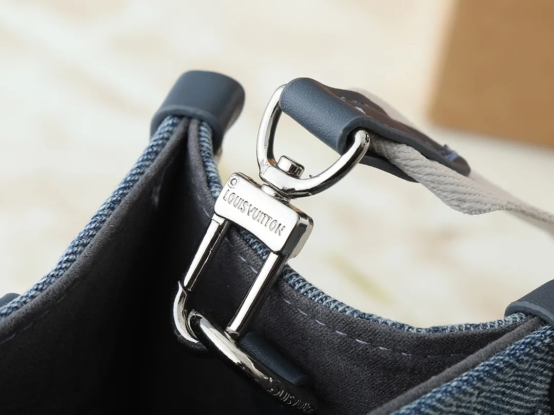 💰300💰Upgraded original M46373 M45659 denim embossed This OnTheGo small handbag is made of Monogram and Monogram Reverse canvas, with the Monogram Giant pattern embellished on it. The Toron handle and the jacquard textured shoulder strap decorated with the brand's logo create a visual contrast, and the detachable coin bag is suitable for storing change or small items. It combines fashionable charm with various functions, making it a good daily companion. 25.0 x 19.0 x 11.5 cm (length x height x width)
