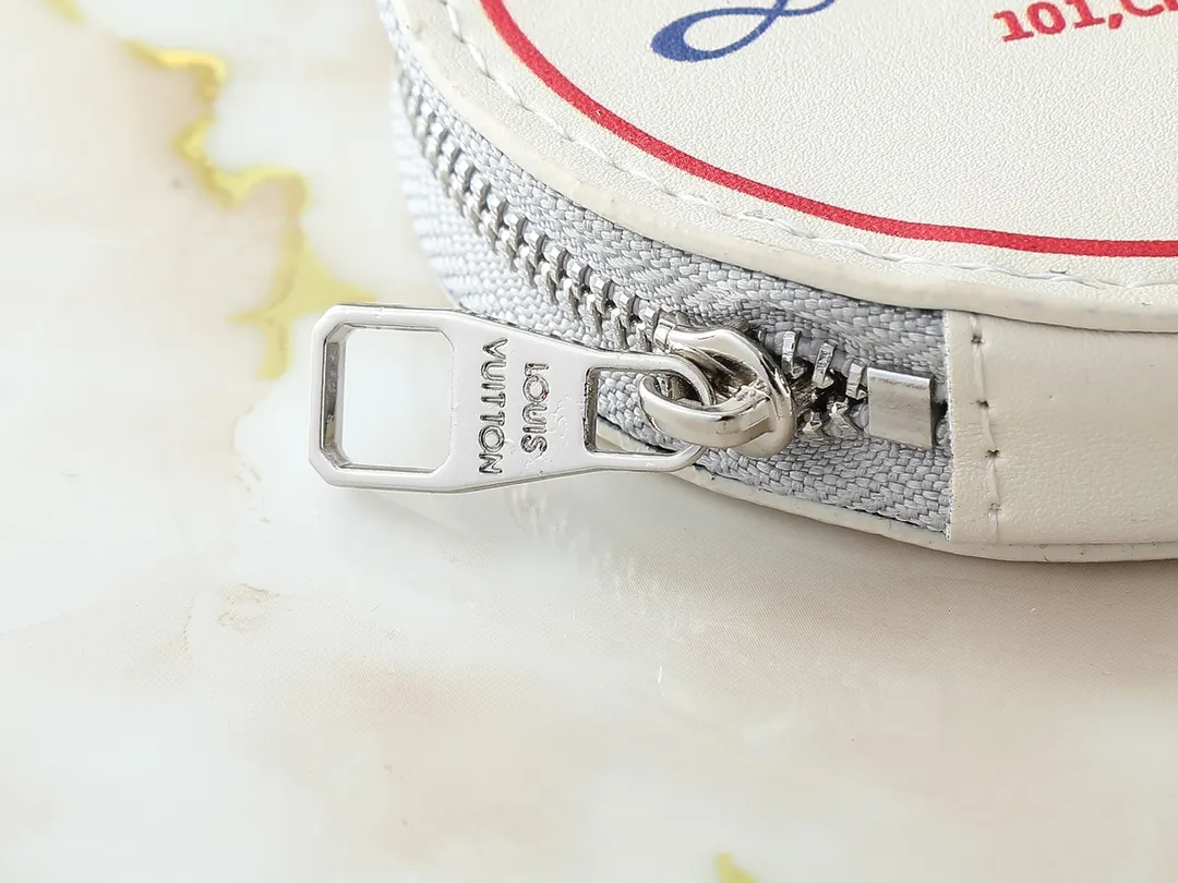 💰300💰Upgraded original M46373 M45659 denim embossed This OnTheGo small handbag is made of Monogram and Monogram Reverse canvas, with the Monogram Giant pattern embellished on it. The Toron handle and the jacquard textured shoulder strap decorated with the brand's logo create a visual contrast, and the detachable coin bag is suitable for storing change or small items. It combines fashionable charm with various functions, making it a good daily companion. 25.0 x 19.0 x 11.5 cm (length x height x width)