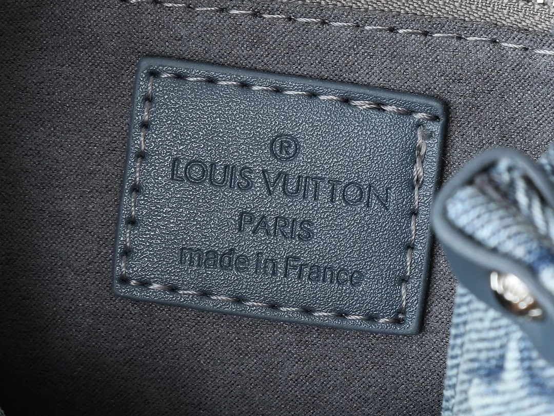 💰300💰Upgraded original M46373 M45659 denim embossed This OnTheGo small handbag is made of Monogram and Monogram Reverse canvas, with the Monogram Giant pattern embellished on it. The Toron handle and the jacquard textured shoulder strap decorated with the brand's logo create a visual contrast, and the detachable coin bag is suitable for storing change or small items. It combines fashionable charm with various functions, making it a good daily companion. 25.0 x 19.0 x 11.5 cm (length x height x width)
