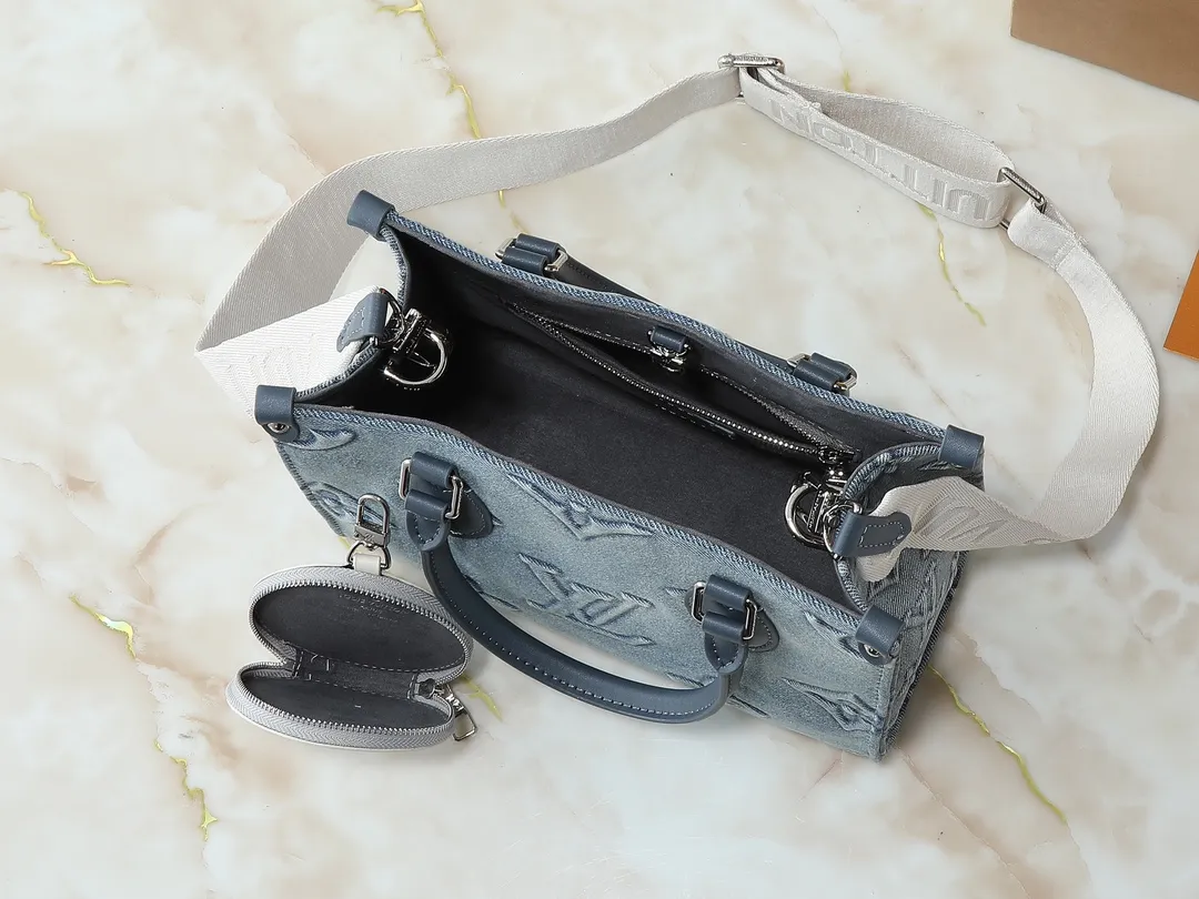 💰300💰Upgraded original M46373 M45659 denim embossed This OnTheGo small handbag is made of Monogram and Monogram Reverse canvas, with the Monogram Giant pattern embellished on it. The Toron handle and the jacquard textured shoulder strap decorated with the brand's logo create a visual contrast, and the detachable coin bag is suitable for storing change or small items. It combines fashionable charm with various functions, making it a good daily companion. 25.0 x 19.0 x 11.5 cm (length x height x width)