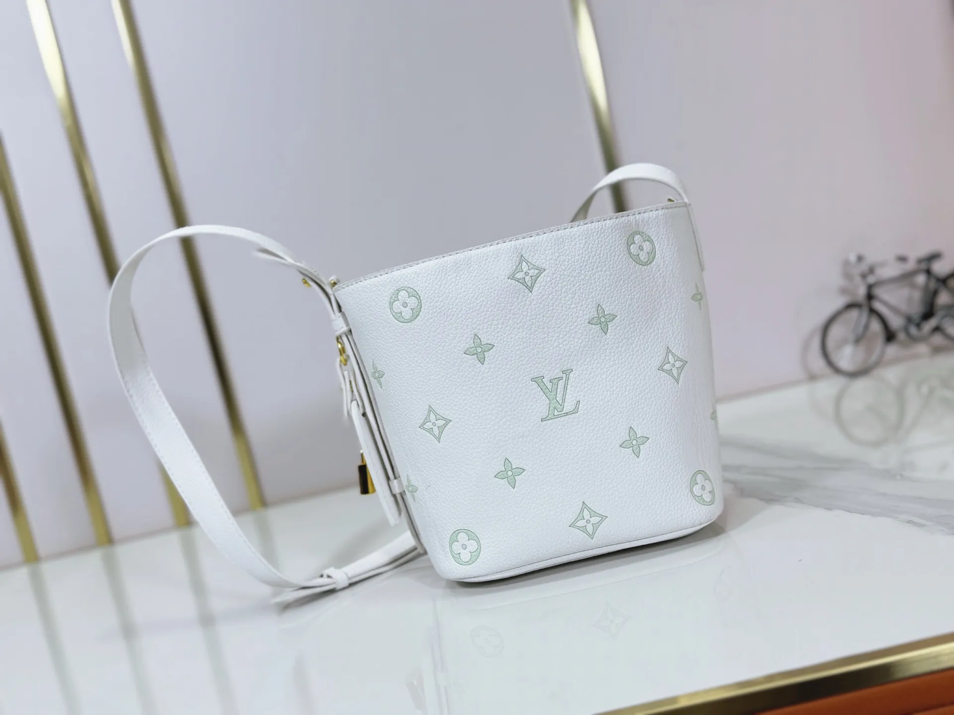 P220 upgraded original M27529 M12925 M12926 M13480 M13044 M14356 M13045 M13089 This All In BB handbag is made of Monogram canvas with shiny metal parts, and the iconic pendant and nameplate highlight the classic style. The adjustable shoulder strap continues the brand's trunk-making heritage, and the leather shoulder strap adds cross-body and shoulder carry options. The foldable design enables the silhouette to be retracted and retracted freely, providing ample space for daily use. 16.0 x 18.0 x 12.0 cm (length x height x width)