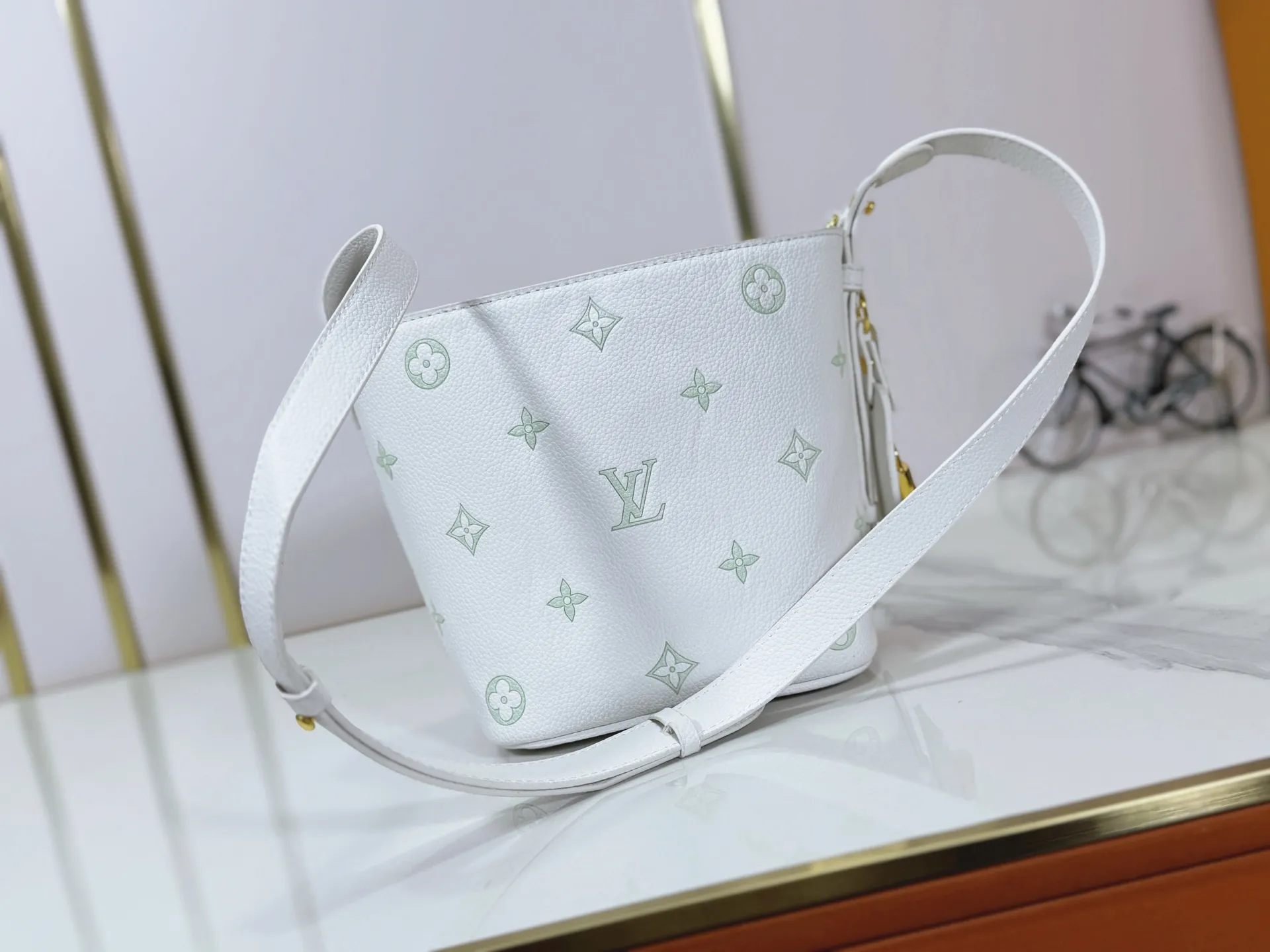 P220 upgraded original M27529 M12925 M12926 M13480 M13044 M14356 M13045 M13089 This All In BB handbag is made of Monogram canvas with shiny metal parts, and the iconic pendant and nameplate highlight the classic style. The adjustable shoulder strap continues the brand's trunk-making heritage, and the leather shoulder strap adds cross-body and shoulder carry options. The foldable design enables the silhouette to be retracted and retracted freely, providing ample space for daily use. 16.0 x 18.0 x 12.0 cm (length x height x width)