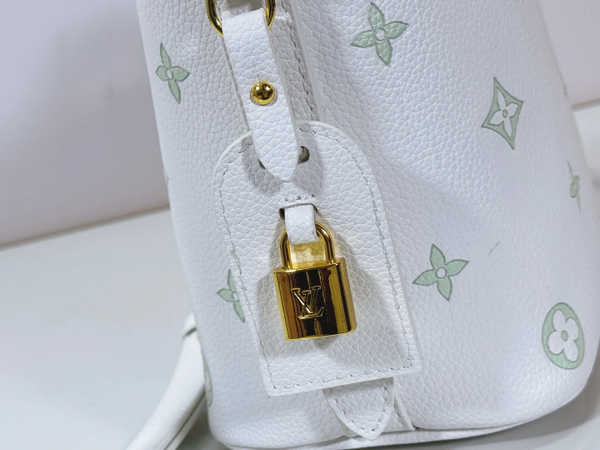 P220 upgraded original M27529 M12925 M12926 M13480 M13044 M14356 M13045 M13089 This All In BB handbag is made of Monogram canvas with shiny metal parts, and the iconic pendant and nameplate highlight the classic style. The adjustable shoulder strap continues the brand's trunk-making heritage, and the leather shoulder strap adds cross-body and shoulder carry options. The foldable design enables the silhouette to be retracted and retracted freely, providing ample space for daily use. 16.0 x 18.0 x 12.0 cm (length x height x width)