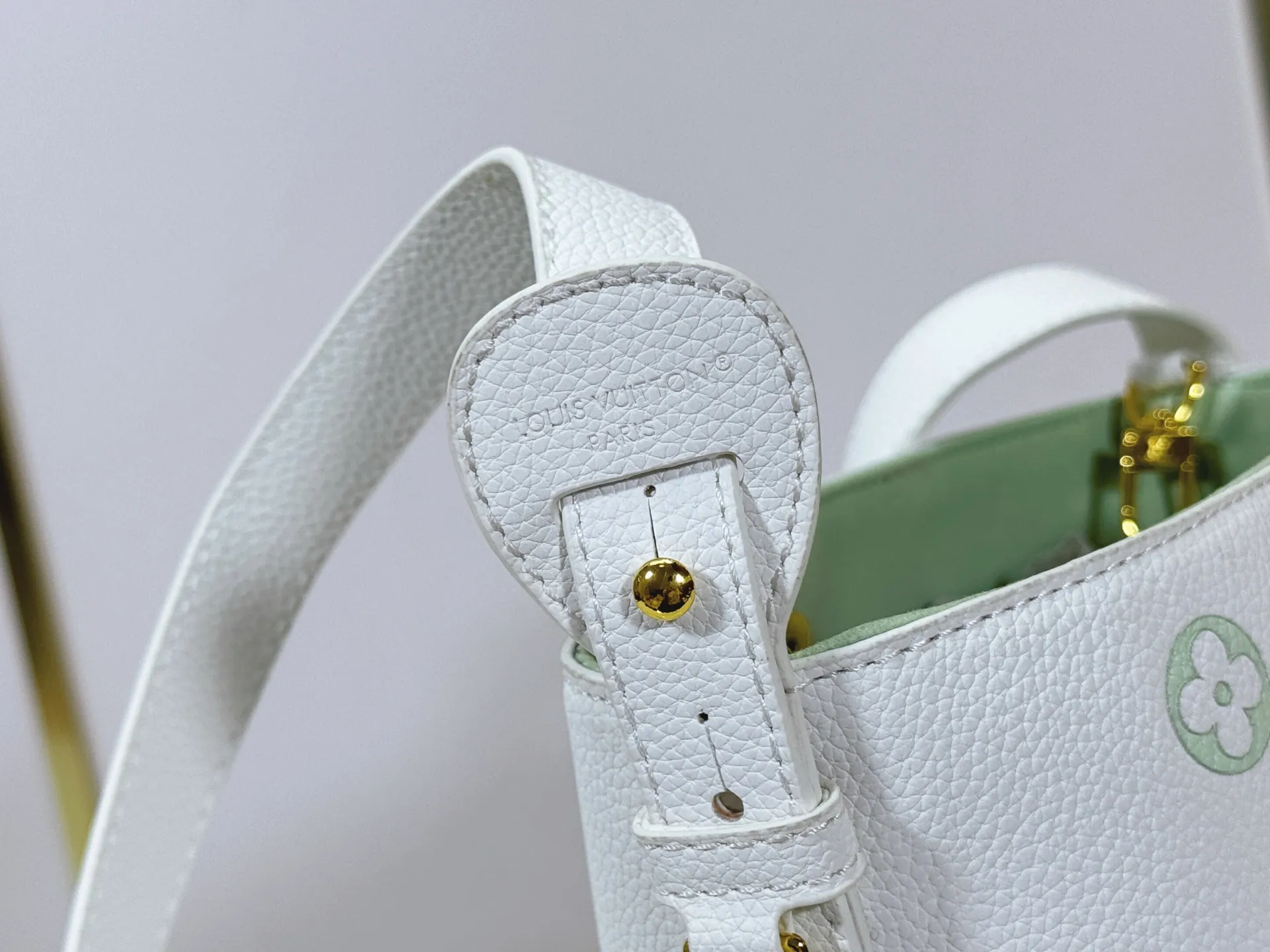 P220 upgraded original M27529 M12925 M12926 M13480 M13044 M14356 M13045 M13089 This All In BB handbag is made of Monogram canvas with shiny metal parts, and the iconic pendant and nameplate highlight the classic style. The adjustable shoulder strap continues the brand's trunk-making heritage, and the leather shoulder strap adds cross-body and shoulder carry options. The foldable design enables the silhouette to be retracted and retracted freely, providing ample space for daily use. 16.0 x 18.0 x 12.0 cm (length x height x width)