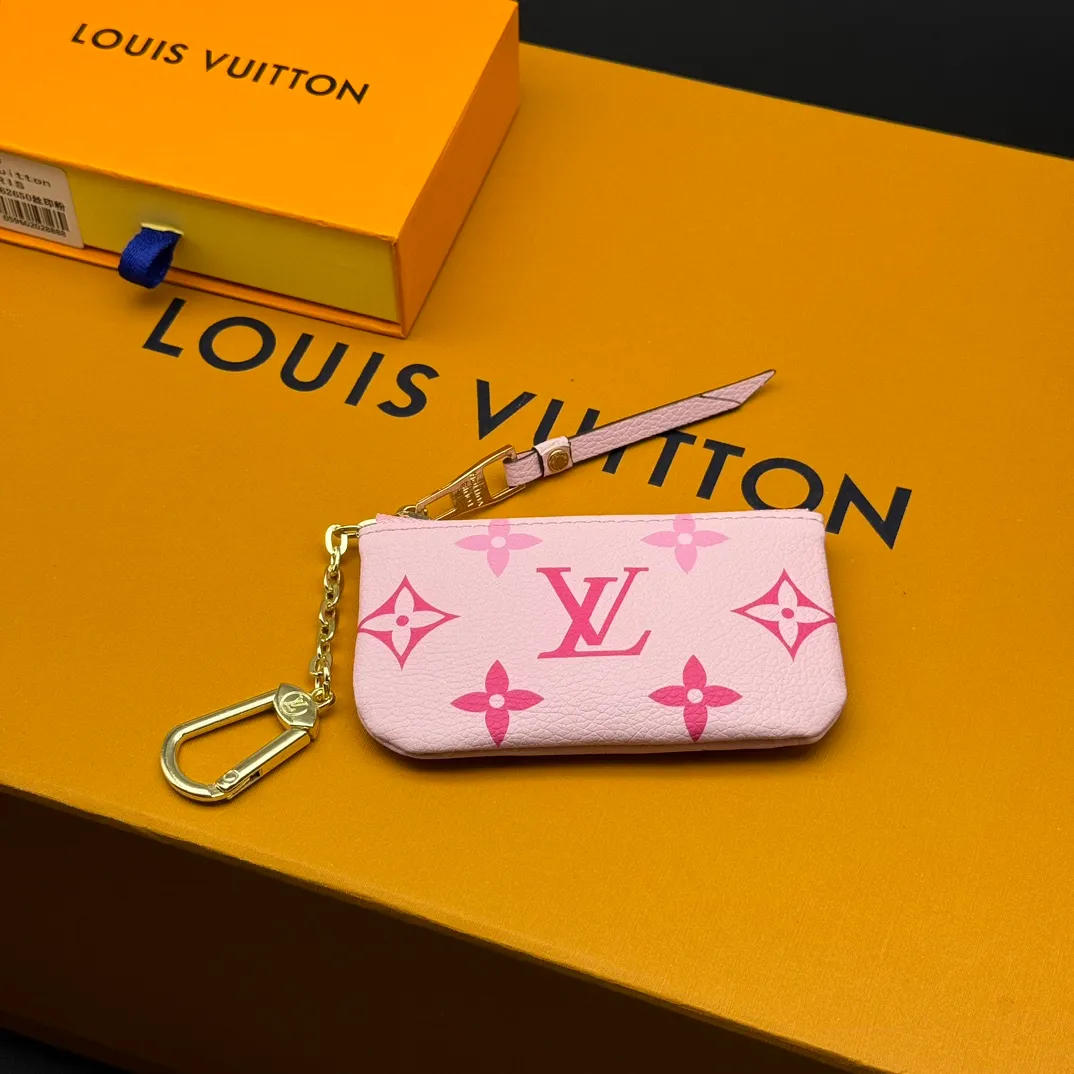 💰110 💎Upgraded from the original version🇫🇷 This Damier small leather bag can hold change and keys, and can be easily put into a handbag or clothing pocket. Key ring, key hook can be hung on the D-ring provided with most Louis Vuitton handbags, zipper closure, Damier canvas texture and embossed calfskin, shiny gold-tone hardware. Model: M82203 M80885 M62650, size: 12x7cm