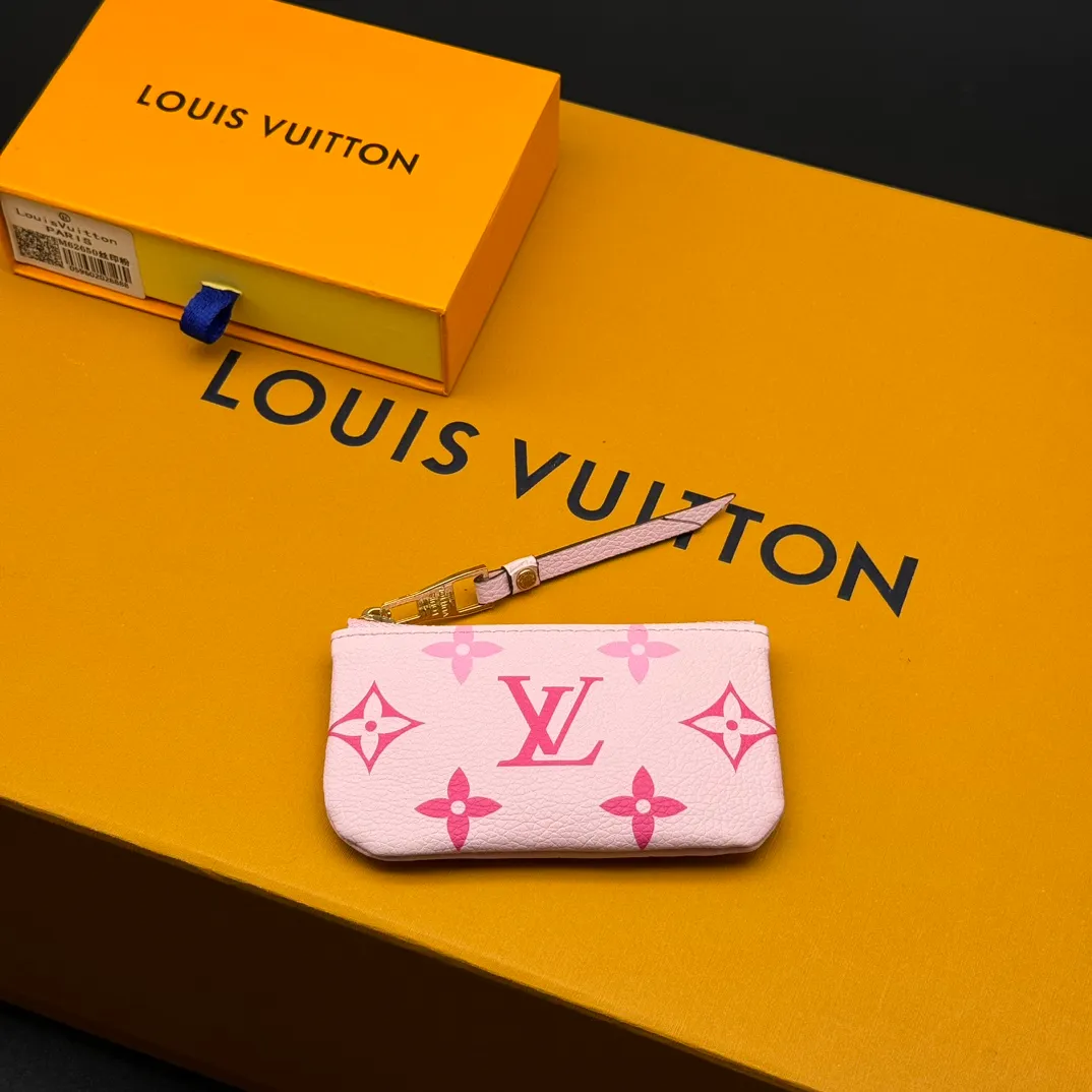 💰110 💎Upgraded from the original version🇫🇷 This Damier small leather bag can hold change and keys, and can be easily put into a handbag or clothing pocket. Key ring, key hook can be hung on the D-ring provided with most Louis Vuitton handbags, zipper closure, Damier canvas texture and embossed calfskin, shiny gold-tone hardware. Model: M82203 M80885 M62650, size: 12x7cm