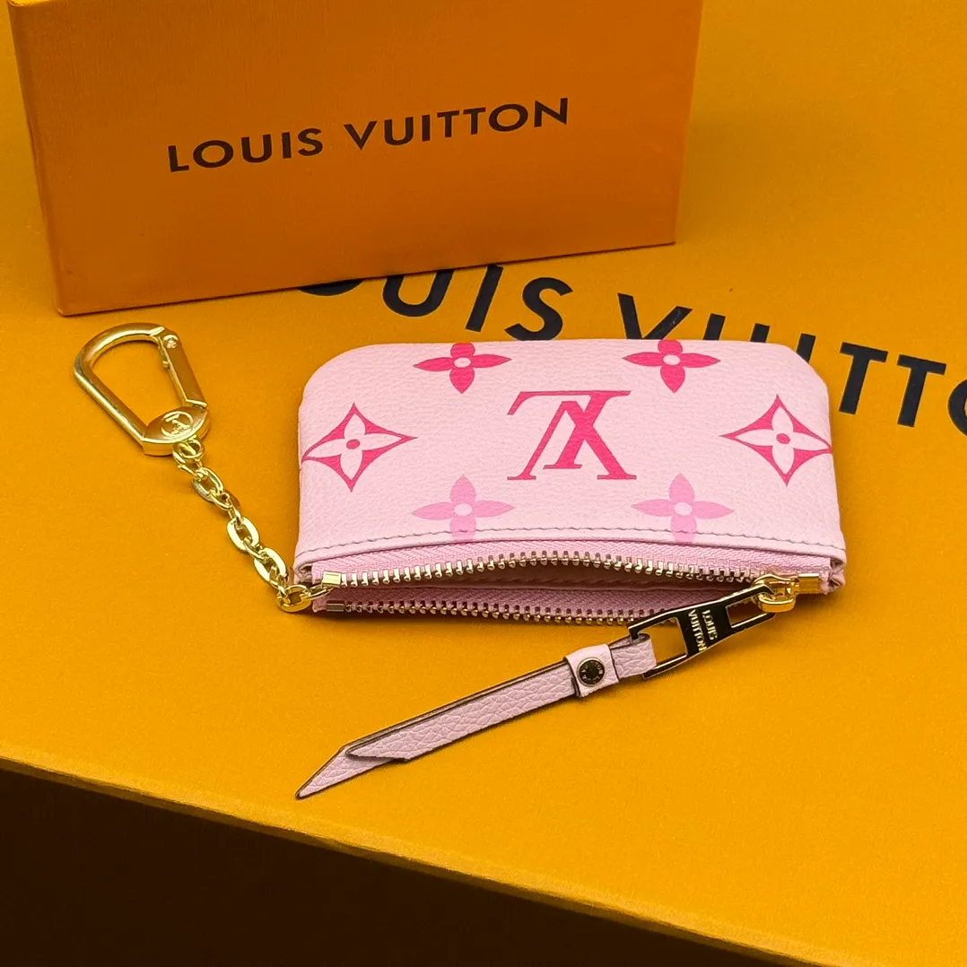 💰110 💎Upgraded from the original version🇫🇷 This Damier small leather bag can hold change and keys, and can be easily put into a handbag or clothing pocket. Key ring, key hook can be hung on the D-ring provided with most Louis Vuitton handbags, zipper closure, Damier canvas texture and embossed calfskin, shiny gold-tone hardware. Model: M82203 M80885 M62650, size: 12x7cm