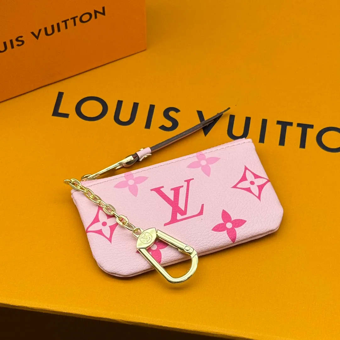 💰110 💎Upgraded from the original version🇫🇷 This Damier small leather bag can hold change and keys, and can be easily put into a handbag or clothing pocket. Key ring, key hook can be hung on the D-ring provided with most Louis Vuitton handbags, zipper closure, Damier canvas texture and embossed calfskin, shiny gold-tone hardware. Model: M82203 M80885 M62650, size: 12x7cm