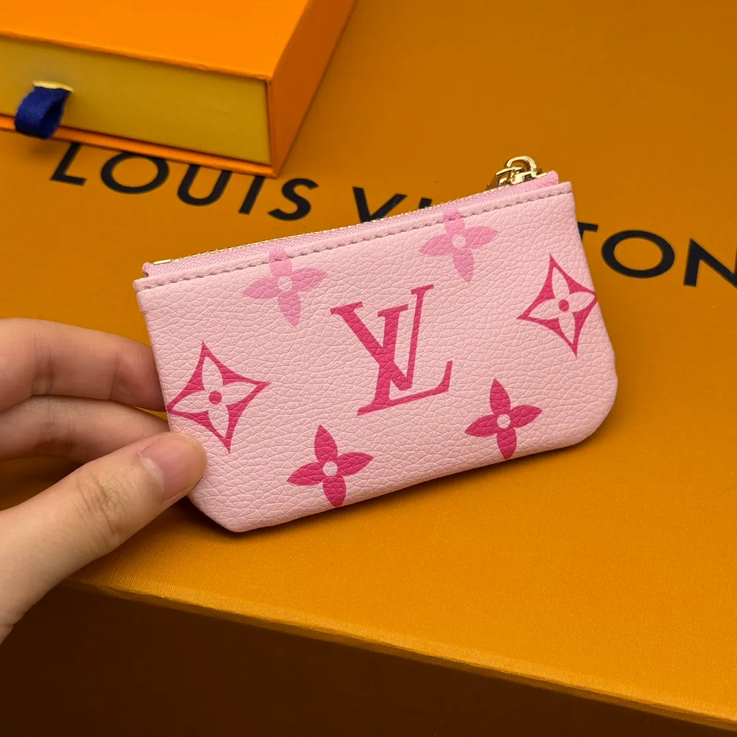 💰110 💎Upgraded from the original version🇫🇷 This Damier small leather bag can hold change and keys, and can be easily put into a handbag or clothing pocket. Key ring, key hook can be hung on the D-ring provided with most Louis Vuitton handbags, zipper closure, Damier canvas texture and embossed calfskin, shiny gold-tone hardware. Model: M82203 M80885 M62650, size: 12x7cm