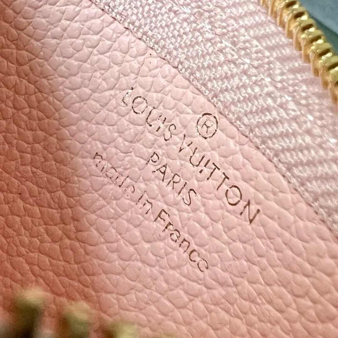 💰110 💎Upgraded from the original version🇫🇷 This Damier small leather bag can hold change and keys, and can be easily put into a handbag or clothing pocket. Key ring, key hook can be hung on the D-ring provided with most Louis Vuitton handbags, zipper closure, Damier canvas texture and embossed calfskin, shiny gold-tone hardware. Model: M82203 M80885 M62650, size: 12x7cm