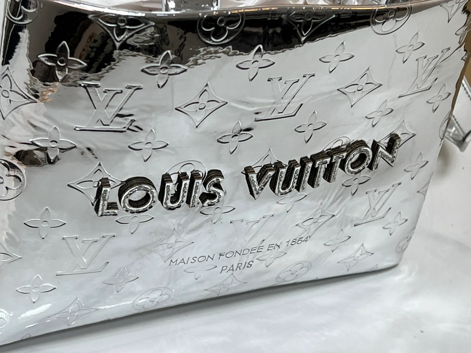 Batch 280💰M13940 Mirror Silver Rose Gold Gunmetal Brown Check Gradient Pink Gradient Blue Khaki Colored Check Black Check Presbyopia Orange Black Green Pink PHARREL and NIGO collection’s joint series top original order This Shopper medium handbag draws inspiration from Louis Vuitton shopping bags, expressing Louis Vuitton and Maison Fondée En 1854 in soft cow leather Lettering, top handle and removable shoulder strap. 25x19x11 • Cow leather • Cow leather trim • Textile lining • Metal hardware • Musketon closure • Main compartment • Zip pocket • Double patch pockets • Handles: Double handle