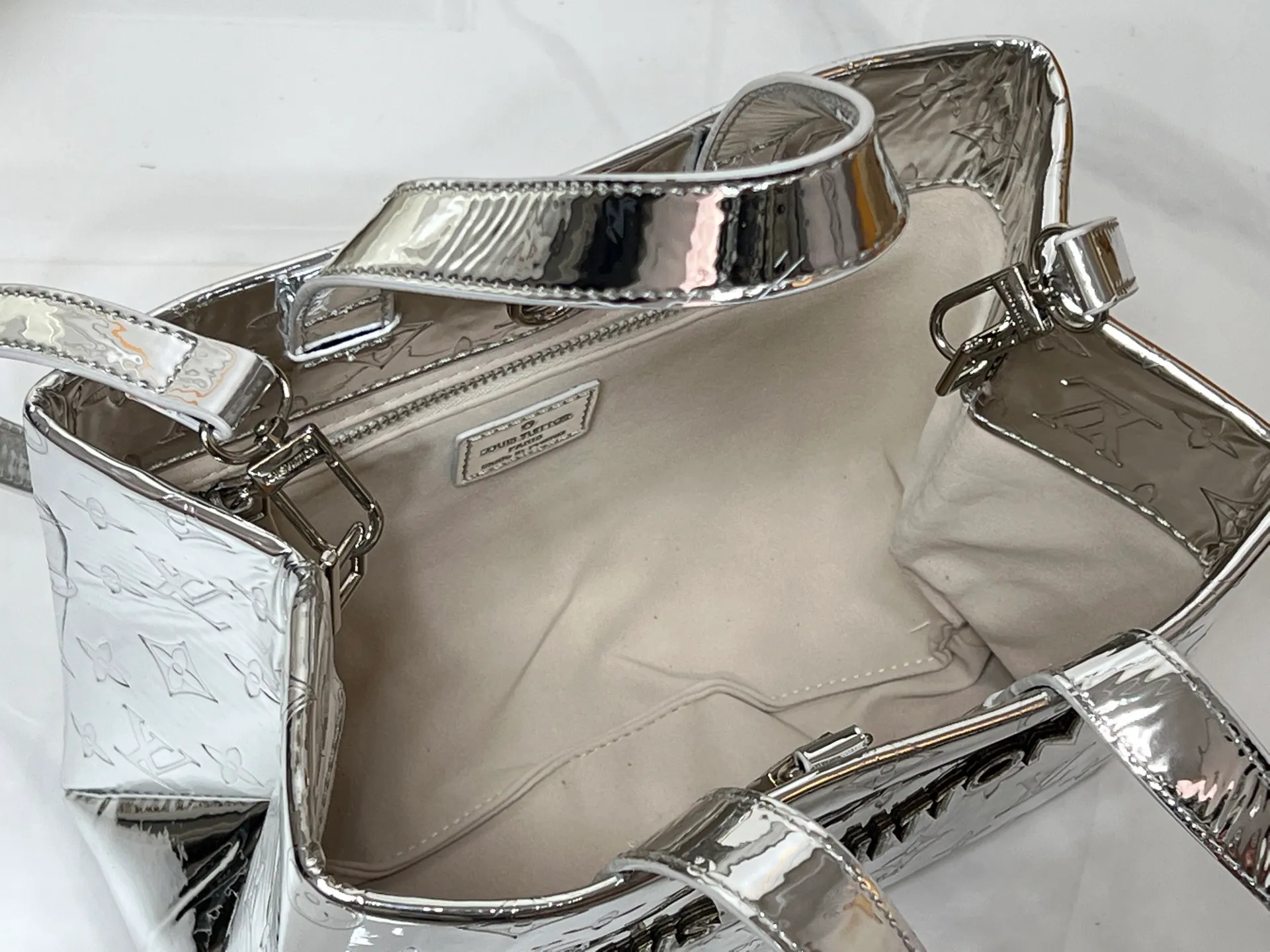 Batch 280💰M13940 Mirror Silver Rose Gold Gunmetal Brown Check Gradient Pink Gradient Blue Khaki Colored Check Black Check Presbyopia Orange Black Green Pink PHARREL and NIGO collection’s joint series top original order This Shopper medium handbag draws inspiration from Louis Vuitton shopping bags, expressing Louis Vuitton and Maison Fondée En 1854 in soft cow leather Lettering, top handle and removable shoulder strap. 25x19x11 • Cow leather • Cow leather trim • Textile lining • Metal hardware • Musketon closure • Main compartment • Zip pocket • Double patch pockets • Handles: Double handle
