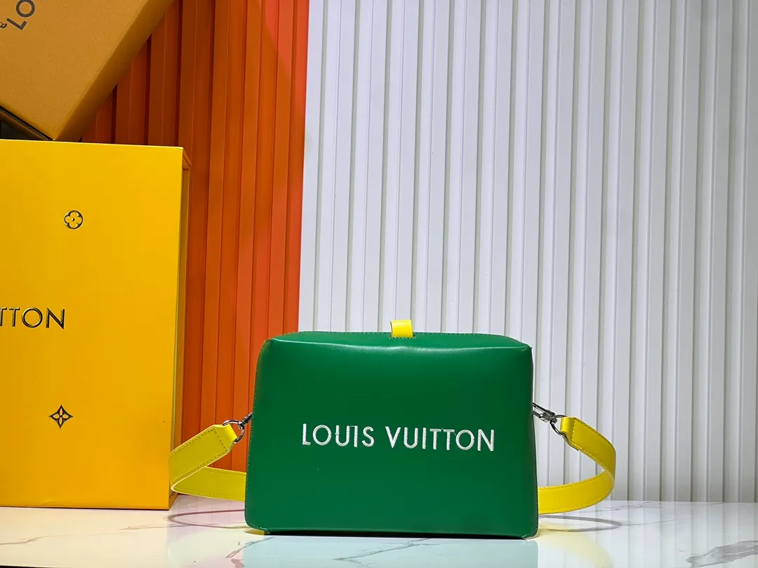 Batch 260💰Upgraded original M24455 This Shopper medium handbag draws inspiration from Louis Vuitton shopping bags, with the words Louis Vuitton and Maison Fondée En 1854 written on soft cow leather. It is equipped with a top handle and a detachable shoulder strap. Dimensions: 23.0x16.5x7.0 cm (length x height x width)