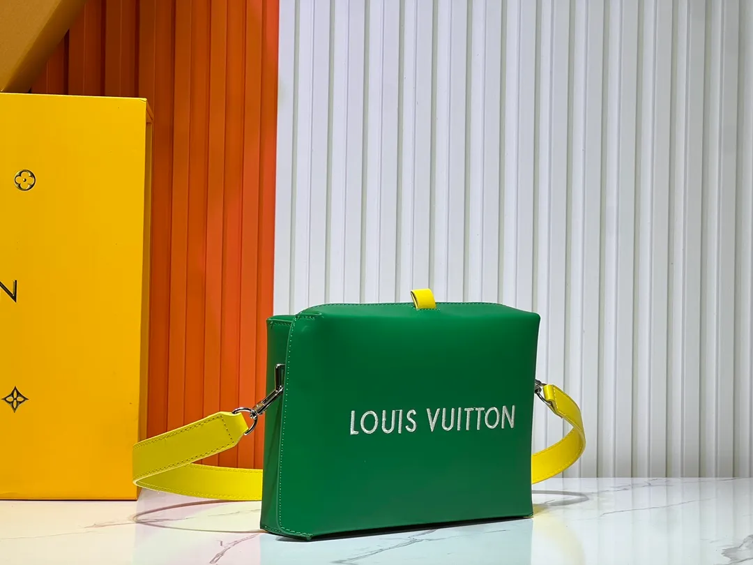 Batch 260💰Upgraded original M24455 This Shopper medium handbag draws inspiration from Louis Vuitton shopping bags, with the words Louis Vuitton and Maison Fondée En 1854 written on soft cow leather. It is equipped with a top handle and a detachable shoulder strap. Dimensions: 23.0x16.5x7.0 cm (length x height x width)