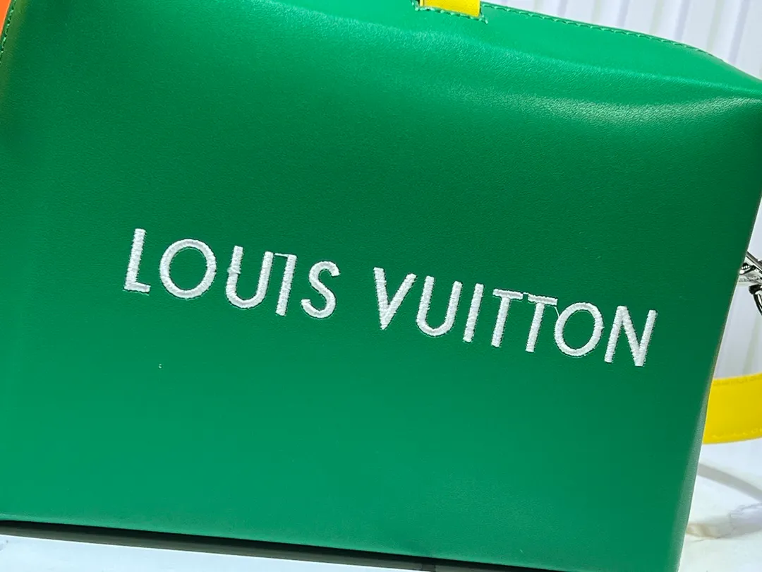 Batch 260💰Upgraded original M24455 This Shopper medium handbag draws inspiration from Louis Vuitton shopping bags, with the words Louis Vuitton and Maison Fondée En 1854 written on soft cow leather. It is equipped with a top handle and a detachable shoulder strap. Dimensions: 23.0x16.5x7.0 cm (length x height x width)