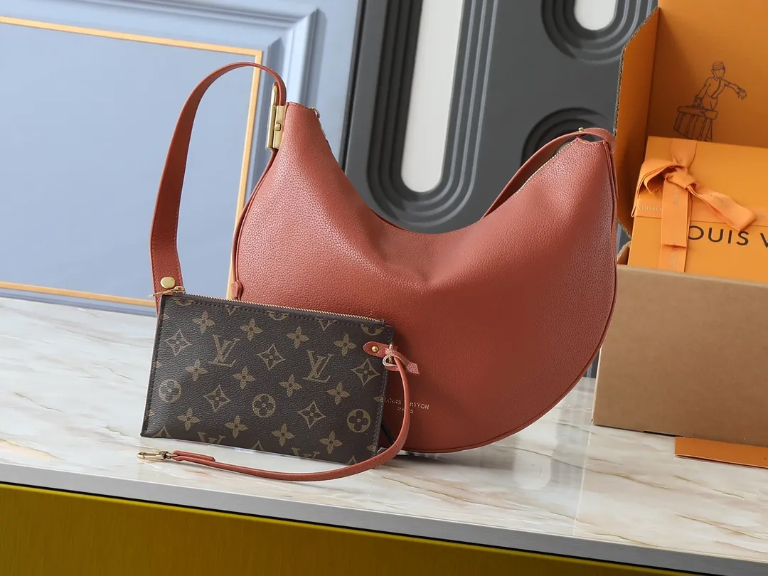 💰280💰Upgraded from the original M14417 M14642 M14635 Louis Vuitton launches the Low Key Cookie medium handbag, highlighting the brand's heritage and exquisite craftsmanship with its elegant design. The soft cow leather will develop a unique color over time, and the distressed metal padlock and removable Monogram storage bag are rich details, allowing you to switch to multiple carrying methods at will. Dimensions: 32.0 x 26.0 x 5.0 cm (length x height x width)