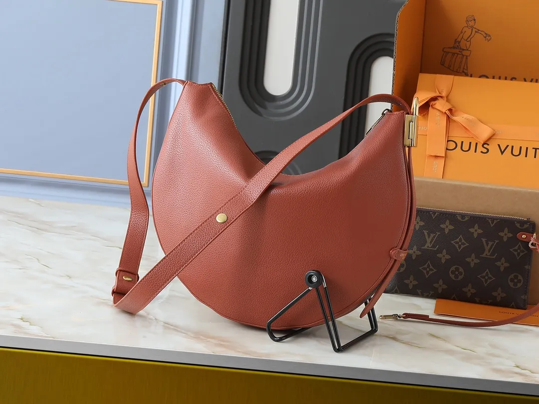 💰280💰Upgraded from the original M14417 M14642 M14635 Louis Vuitton launches the Low Key Cookie medium handbag, highlighting the brand's heritage and exquisite craftsmanship with its elegant design. The soft cow leather will develop a unique color over time, and the distressed metal padlock and removable Monogram storage bag are rich details, allowing you to switch to multiple carrying methods at will. Dimensions: 32.0 x 26.0 x 5.0 cm (length x height x width)