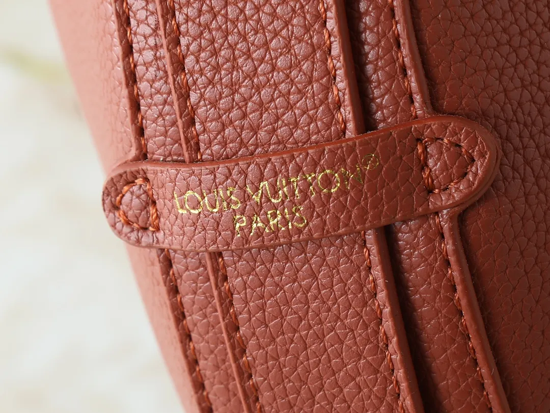 💰280💰Upgraded from the original M14417 M14642 M14635 Louis Vuitton launches the Low Key Cookie medium handbag, highlighting the brand's heritage and exquisite craftsmanship with its elegant design. The soft cow leather will develop a unique color over time, and the distressed metal padlock and removable Monogram storage bag are rich details, allowing you to switch to multiple carrying methods at will. Dimensions: 32.0 x 26.0 x 5.0 cm (length x height x width)