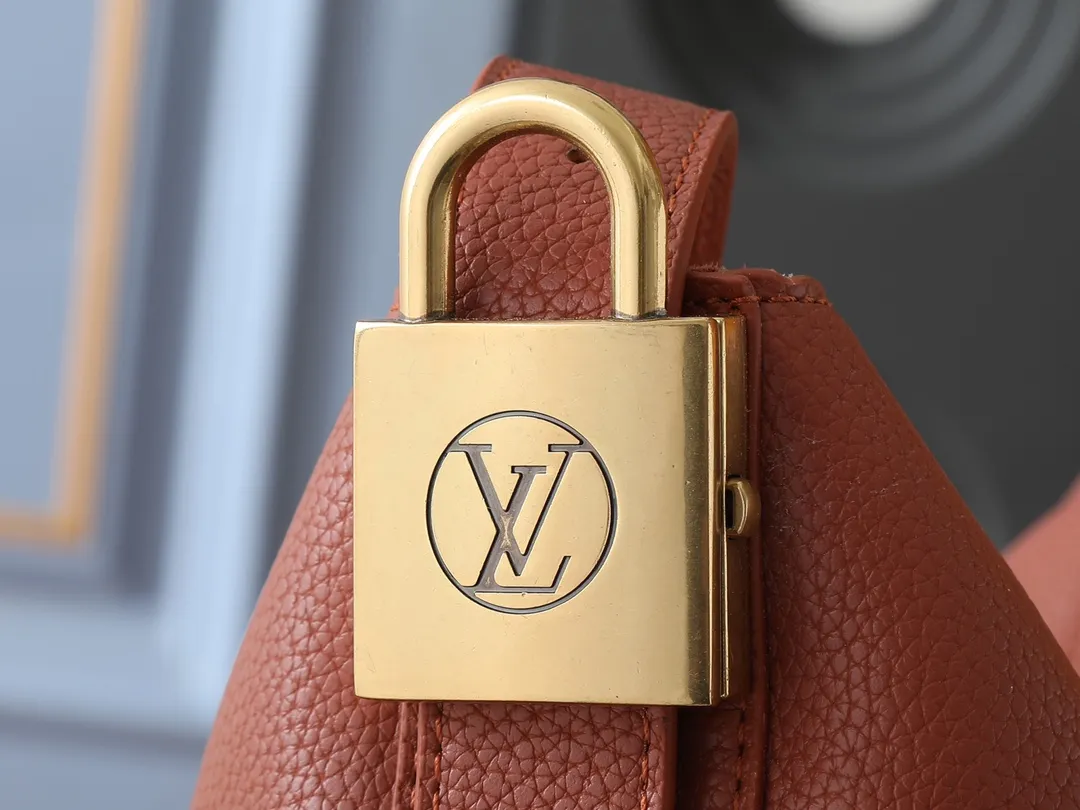 💰280💰Upgraded from the original M14417 M14642 M14635 Louis Vuitton launches the Low Key Cookie medium handbag, highlighting the brand's heritage and exquisite craftsmanship with its elegant design. The soft cow leather will develop a unique color over time, and the distressed metal padlock and removable Monogram storage bag are rich details, allowing you to switch to multiple carrying methods at will. Dimensions: 32.0 x 26.0 x 5.0 cm (length x height x width)