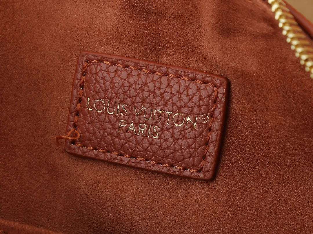 💰280💰Upgraded from the original M14417 M14642 M14635 Louis Vuitton launches the Low Key Cookie medium handbag, highlighting the brand's heritage and exquisite craftsmanship with its elegant design. The soft cow leather will develop a unique color over time, and the distressed metal padlock and removable Monogram storage bag are rich details, allowing you to switch to multiple carrying methods at will. Dimensions: 32.0 x 26.0 x 5.0 cm (length x height x width)